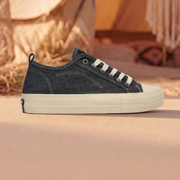 Sneakers aus Stoff