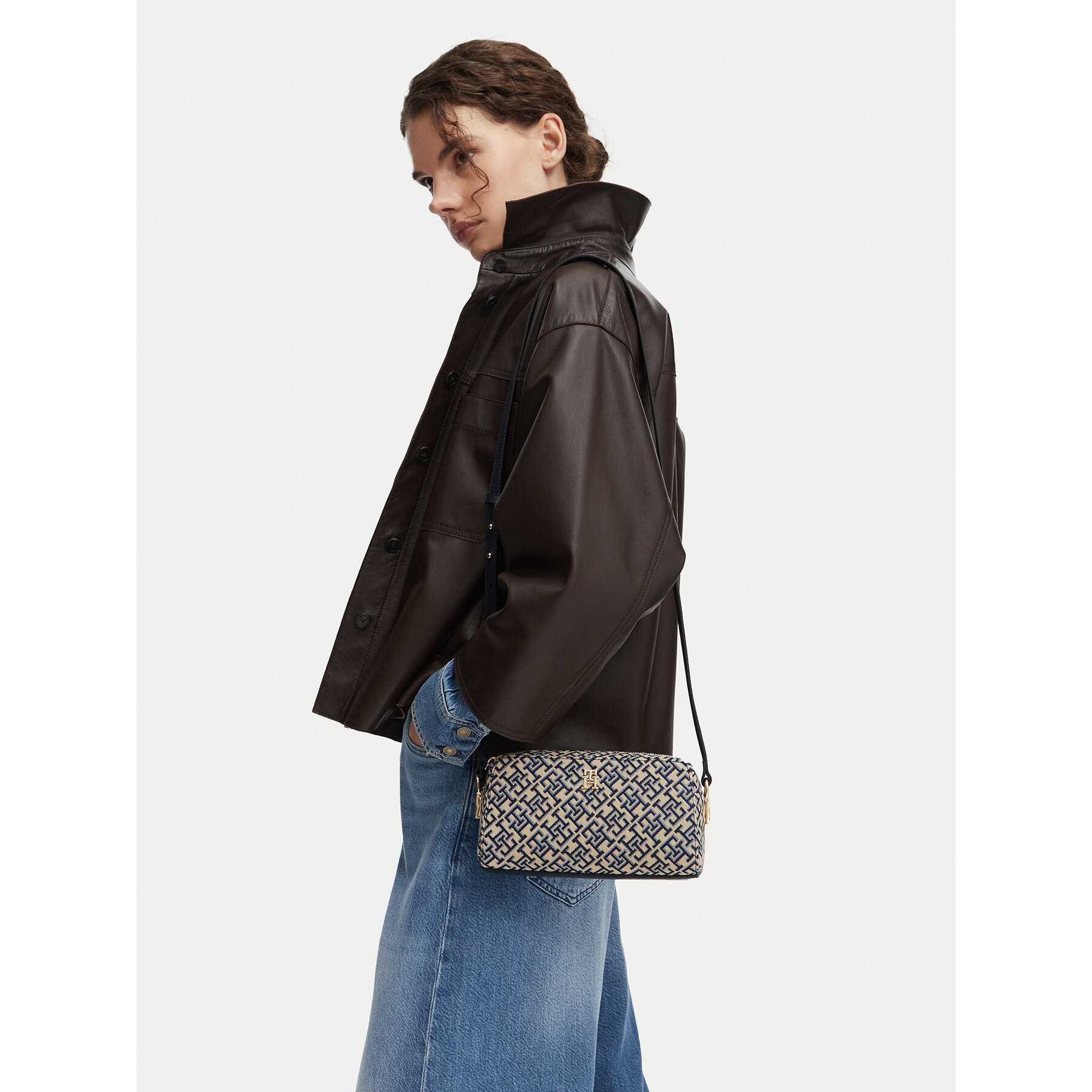 Ročna torba Tommy Hilfiger Th Grace Camera Bag Jacquard AW0AW18864 Mornarsko modra