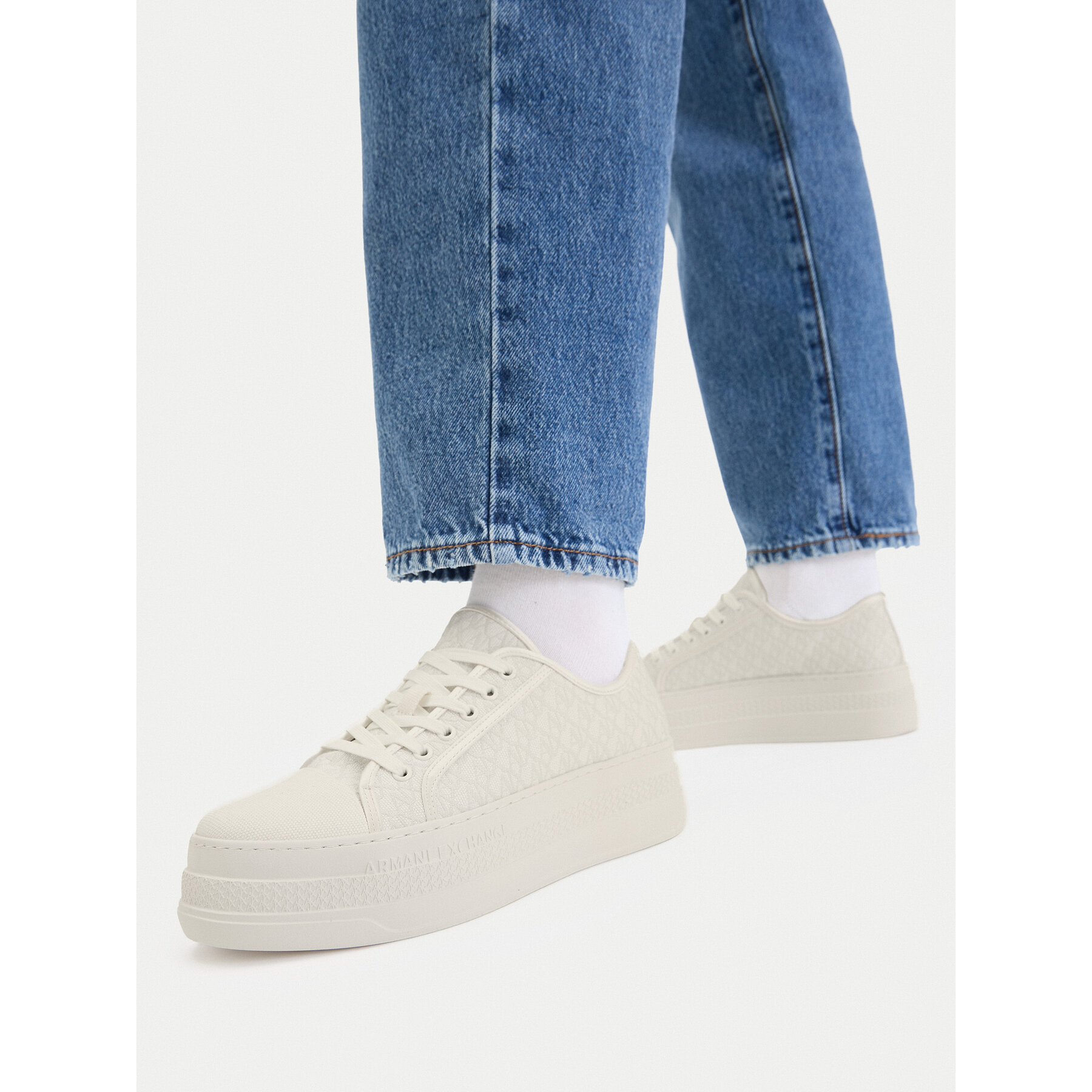 Sneakersy Armani Exchange XW002786 AF23055 M0107 Biela