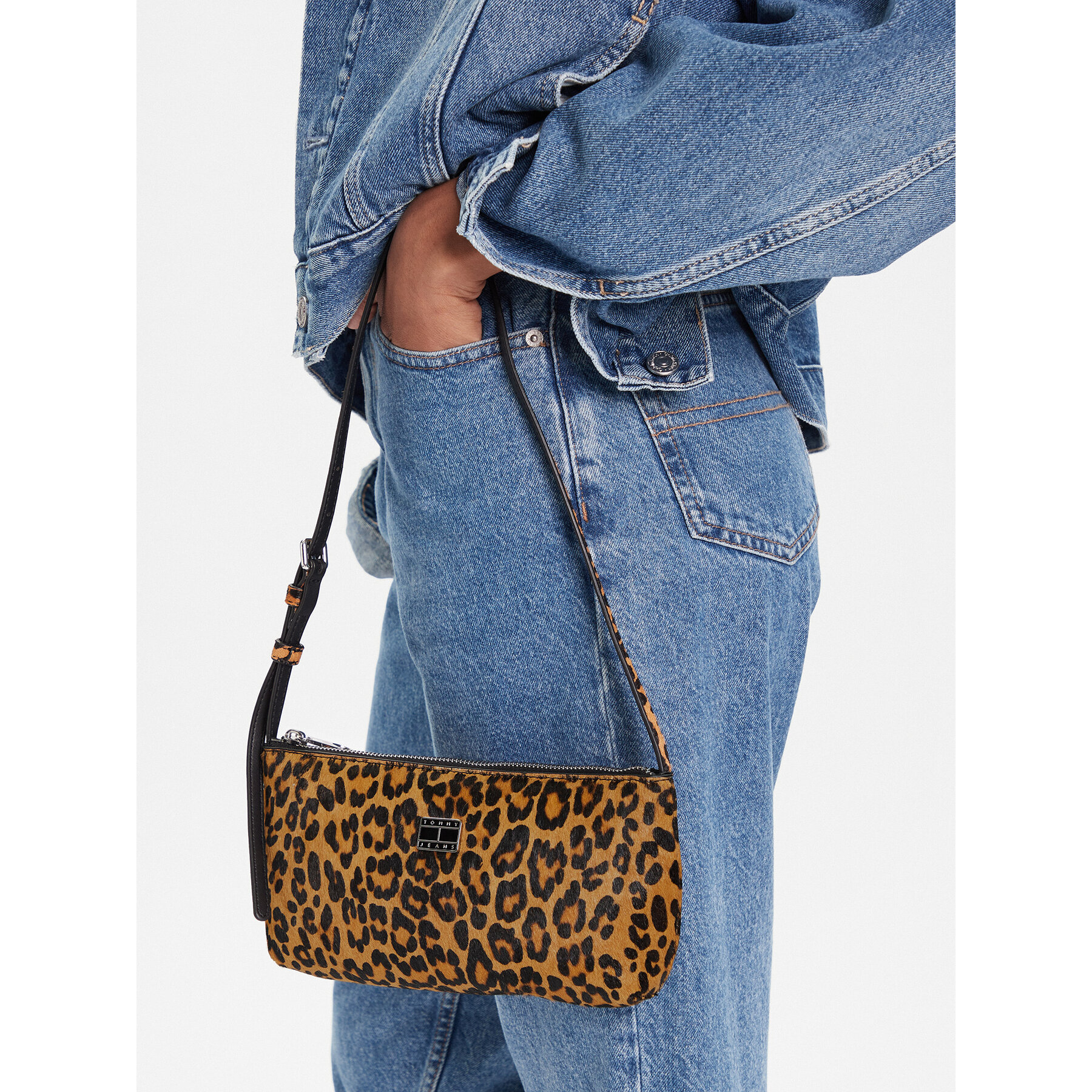 Дамска чанта Tommy Jeans Tjw Must Leopard Shoulder Bag AW0AW18008 Оранжев