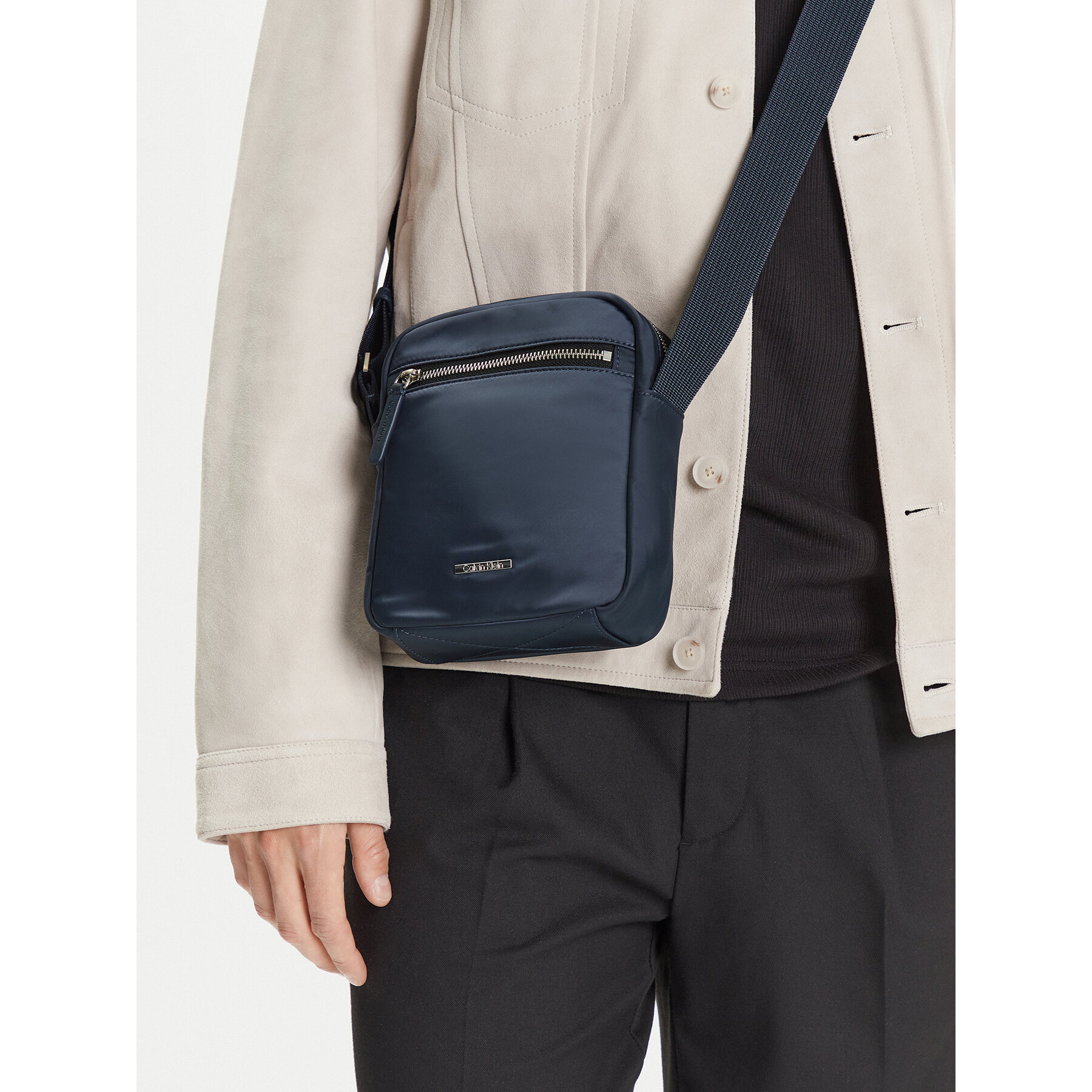 Válltáska Calvin Klein Sleek Nylon Reporter LV04D3176G Sötétkék