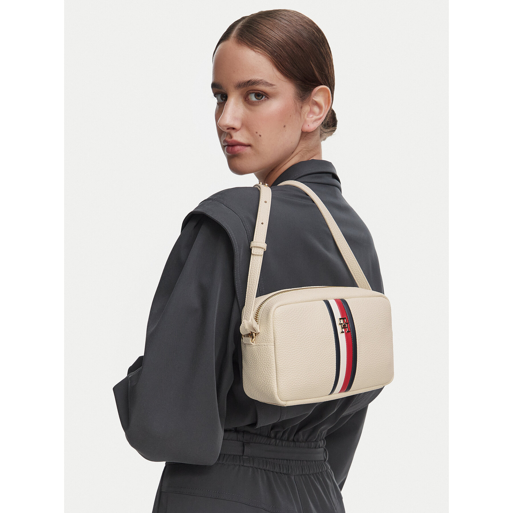 Дамска чанта Tommy Hilfiger Th Corp Ess Camera Bag AW0AW19333 Кремав
