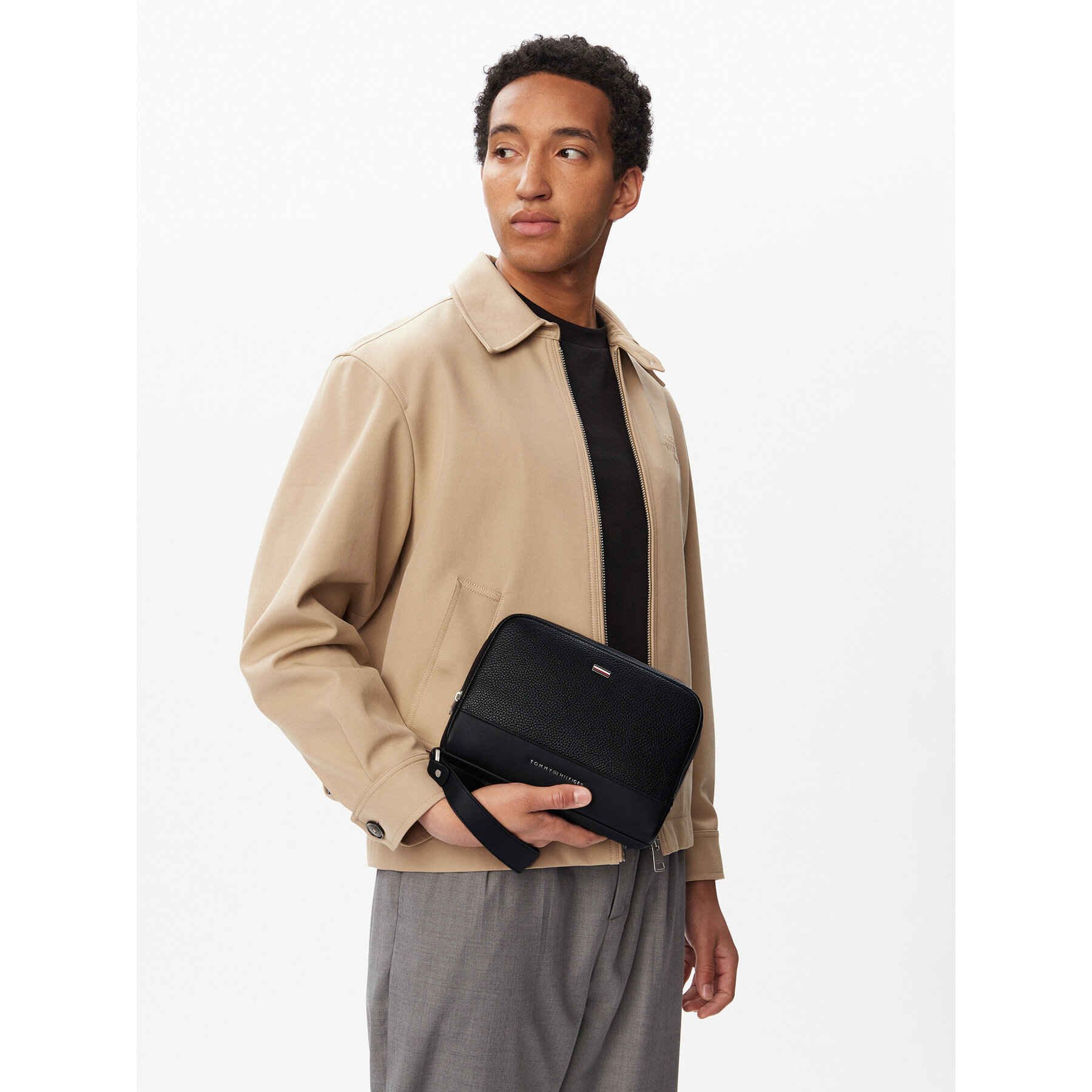 Taška cez rameno Tommy Hilfiger Th Central Pouch AM0AM14484 Čierna