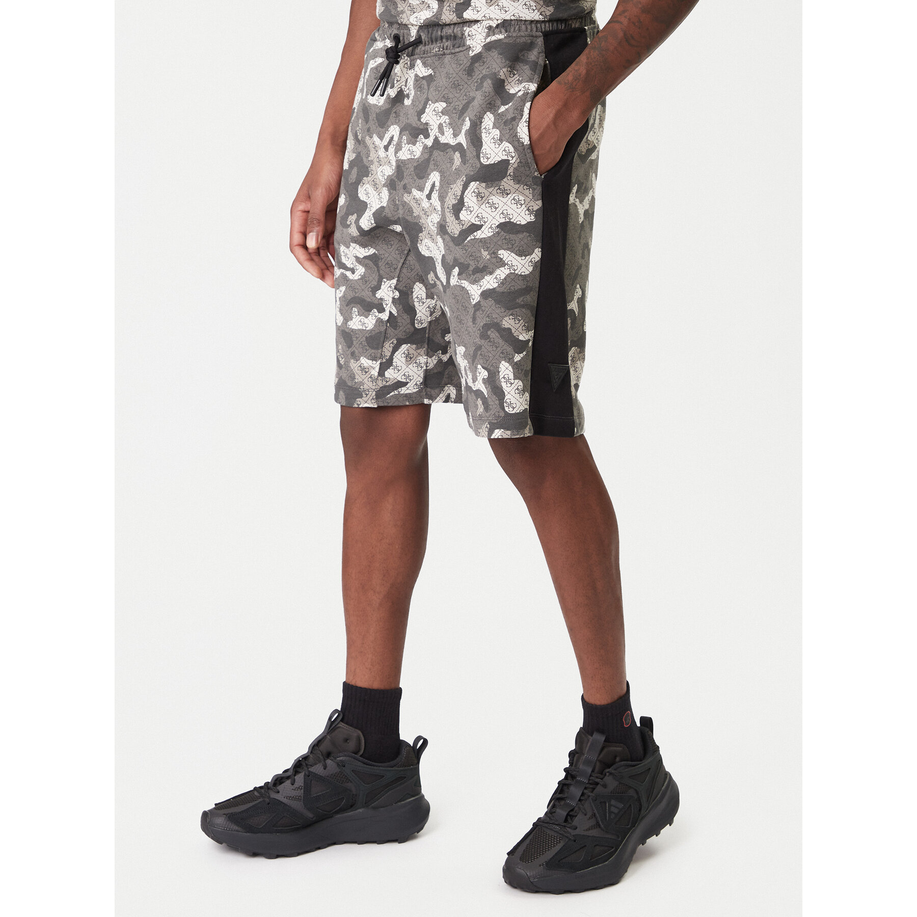 Guess Sportshorts Z6RD00 K9YI1 Grau Regular Fit