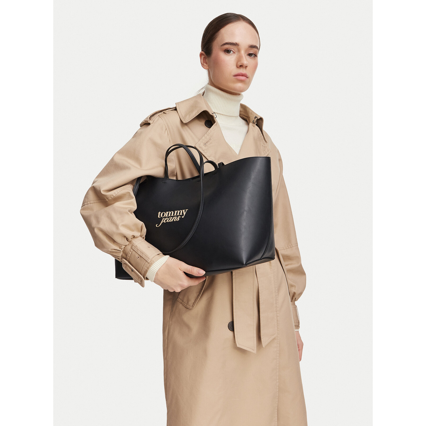 Дамска чанта Tommy Jeans Tjw Must Tote AW0AW19051 Черен