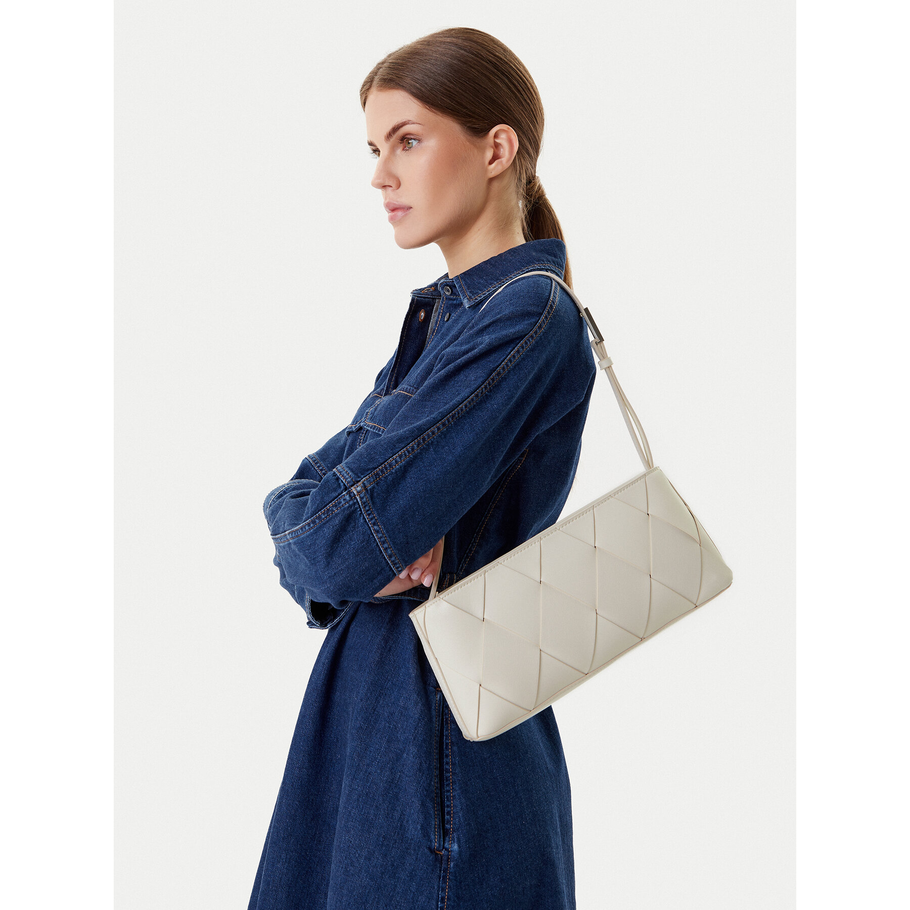 Ročna torba Calvin Klein Ck Woven Elongated Shoulder Bag K60K612992 Bela