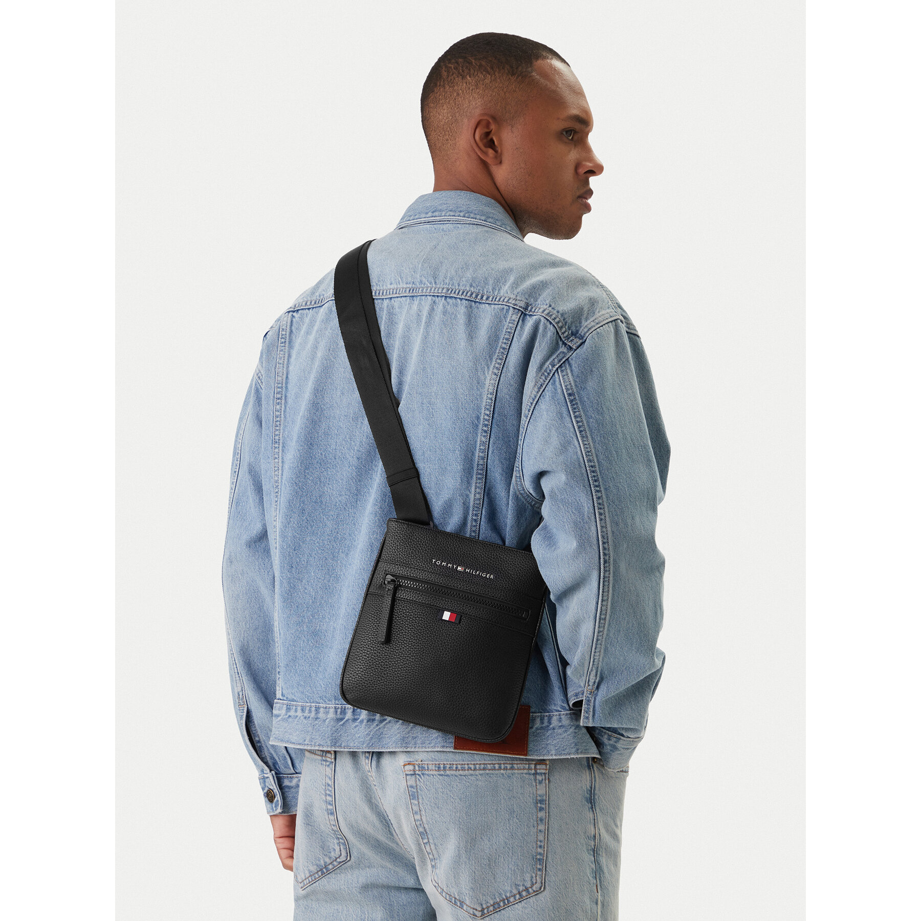 Torbica za okrog pasu Tommy Hilfiger Essential Pu Mini Crossover AM0AM09505 Črna