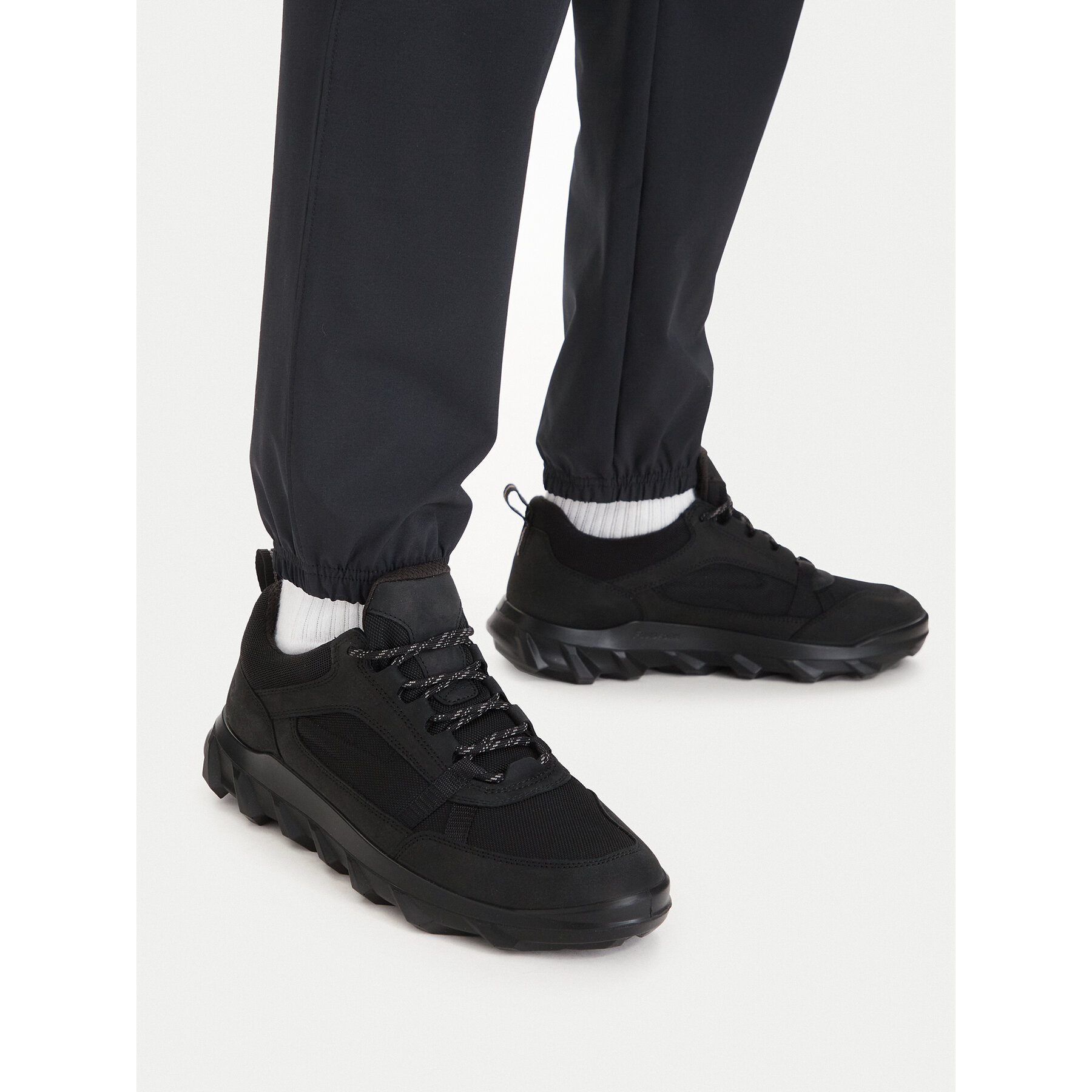 Sneakersy ECCO Mx 82032451052 Čierna