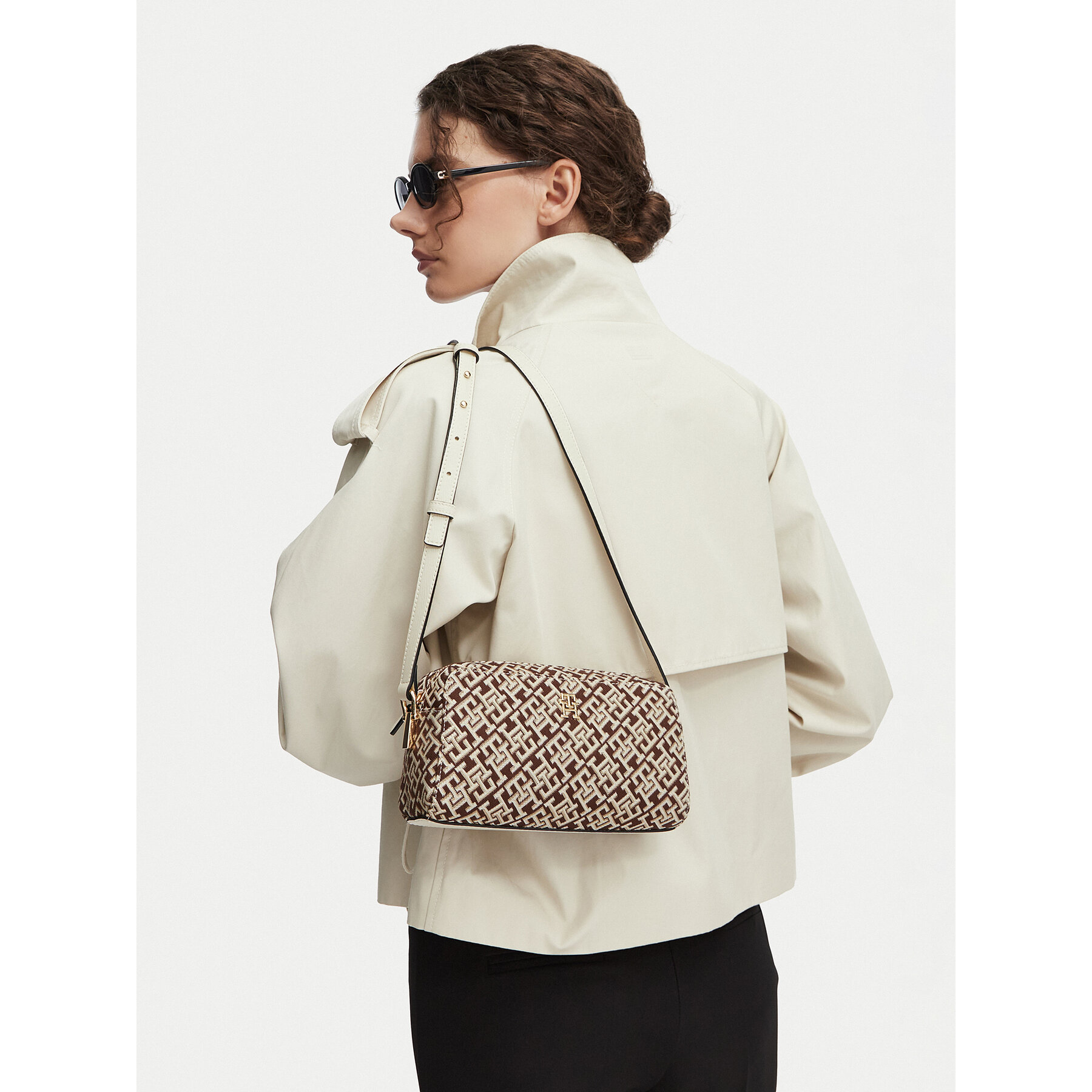 Kabelka Tommy Hilfiger Th Grace Camera Bag Jacquard AW0AW18864 Hnedá
