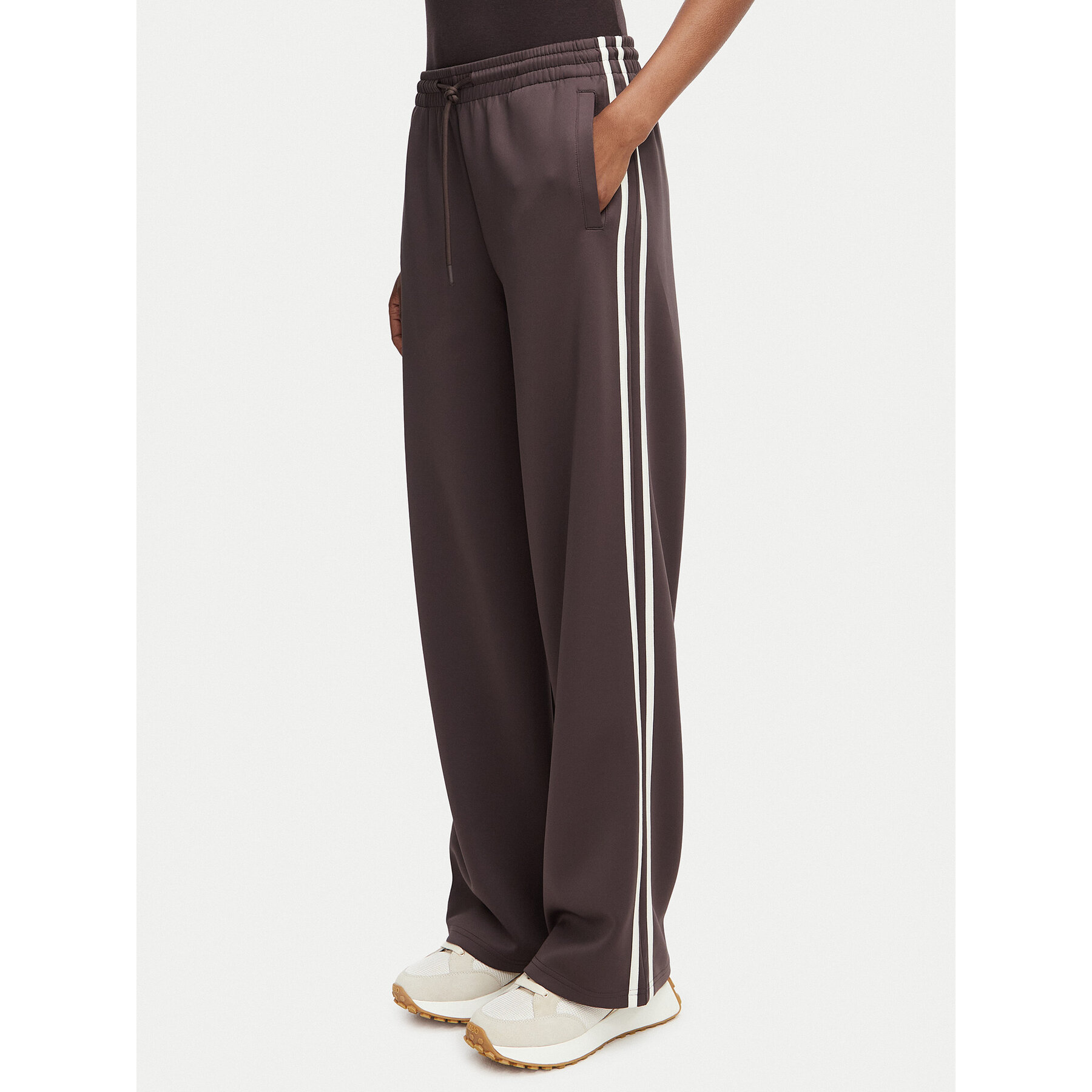 Guess Jogginghose V6YB08 K4286 Dunkelbraun Regular Fit
