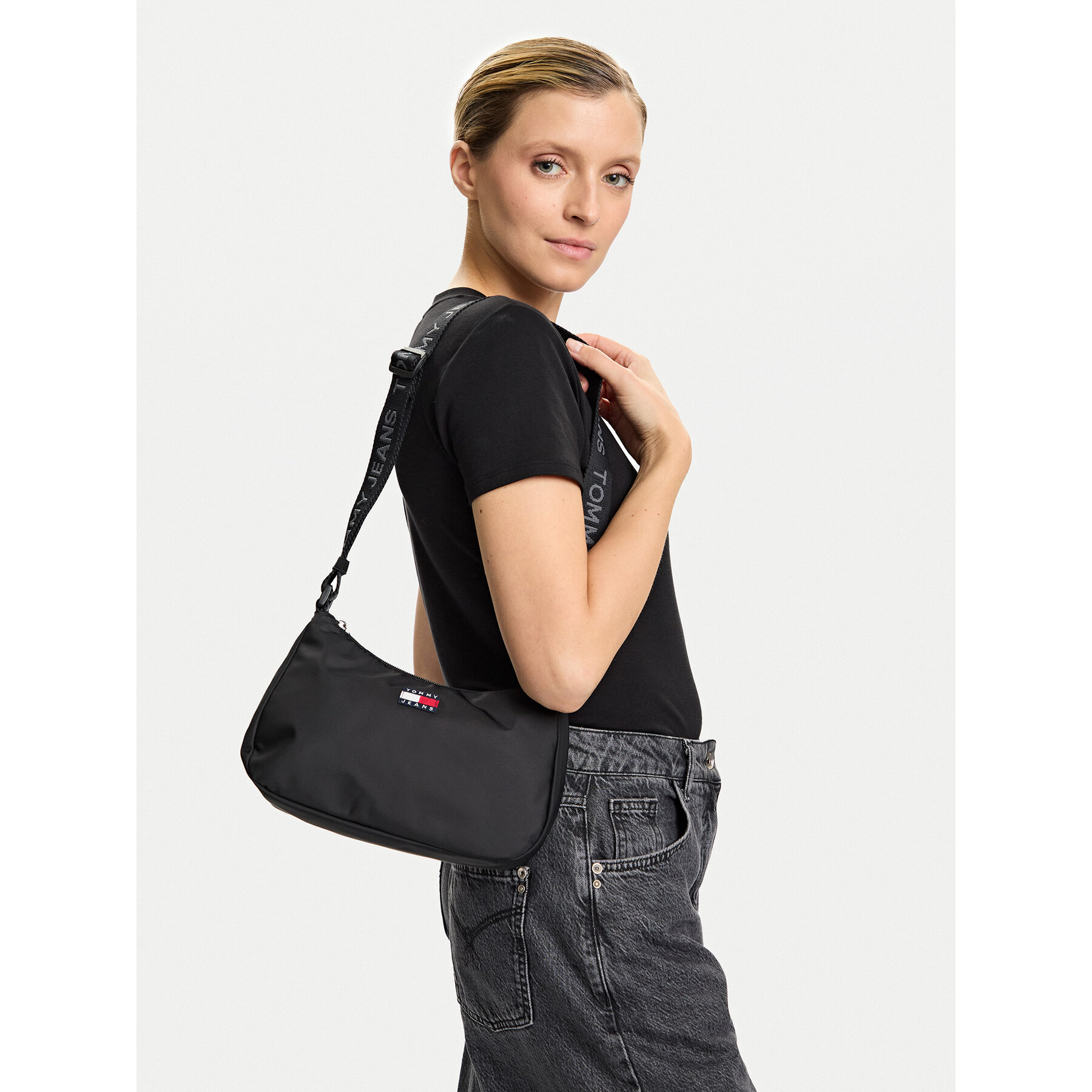 Táska Tommy Jeans Tjw Ess Daily Shoulder Bag AW0AW17888 Fekete