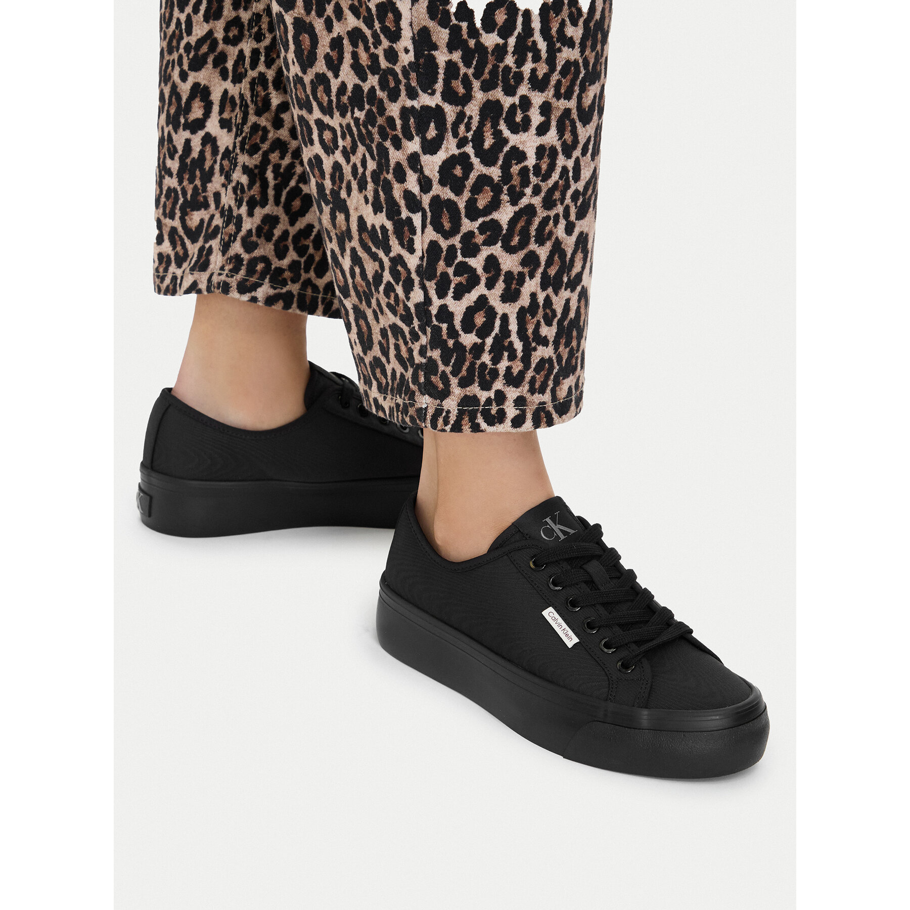 Sneakersy Calvin Klein Vulc Flatform Lace Up Moire YW0YW02012 Čierna