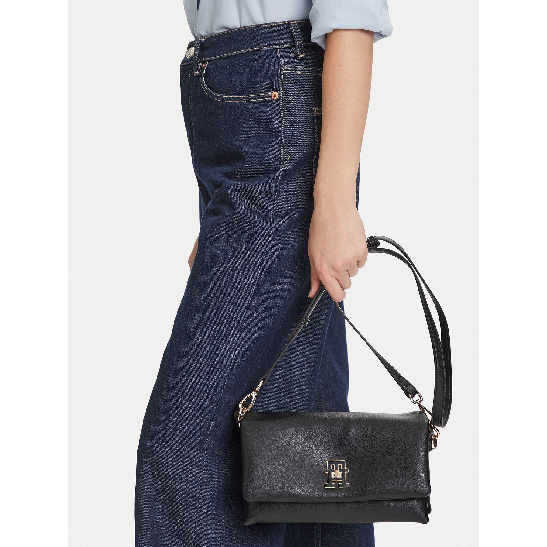 Дамска чанта Tommy Hilfiger Th Modern Conv Crossover AW0AW17465 Черен