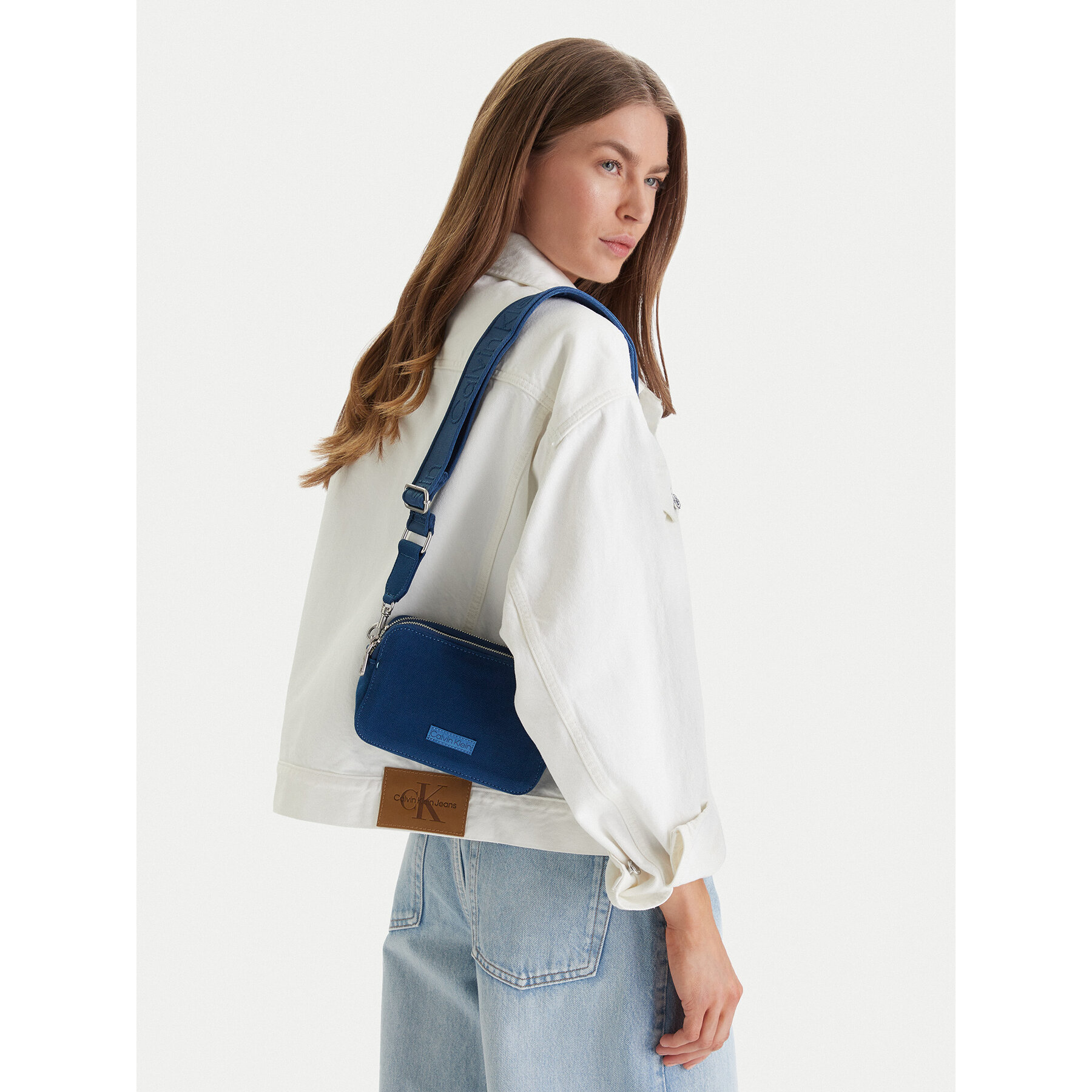 Ročna torba Calvin Klein Webbing Strap Canvas Camera Bag LV04F3385G Modra