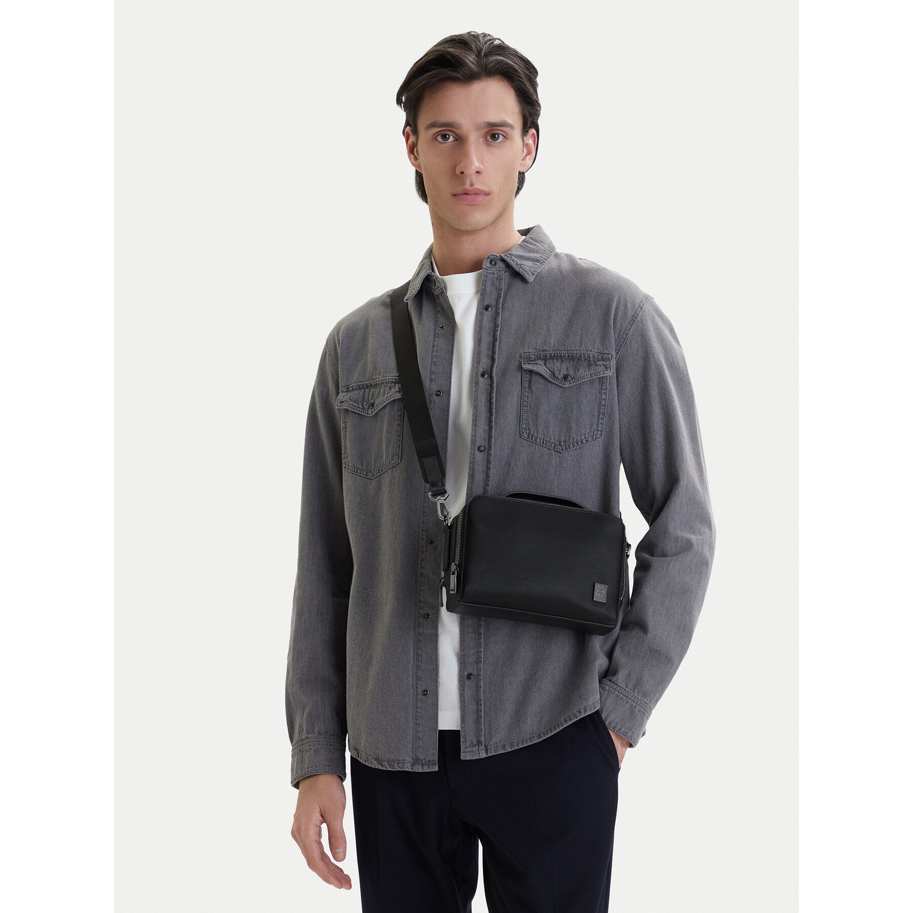 Geantă crossover Calvin Klein Emblem Hw Camera Bag LV04D3291G Negru