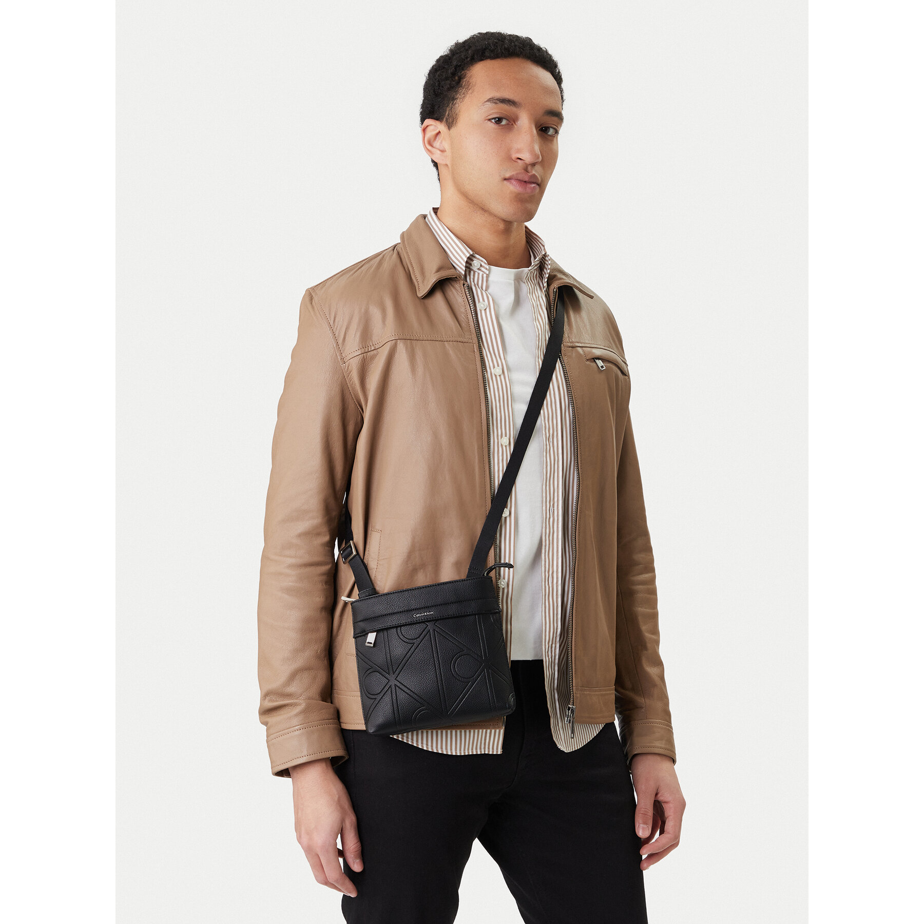 Мъжка чантичка Calvin Klein Emblem Emboss Slim Flatpack LV04D3370G Черен