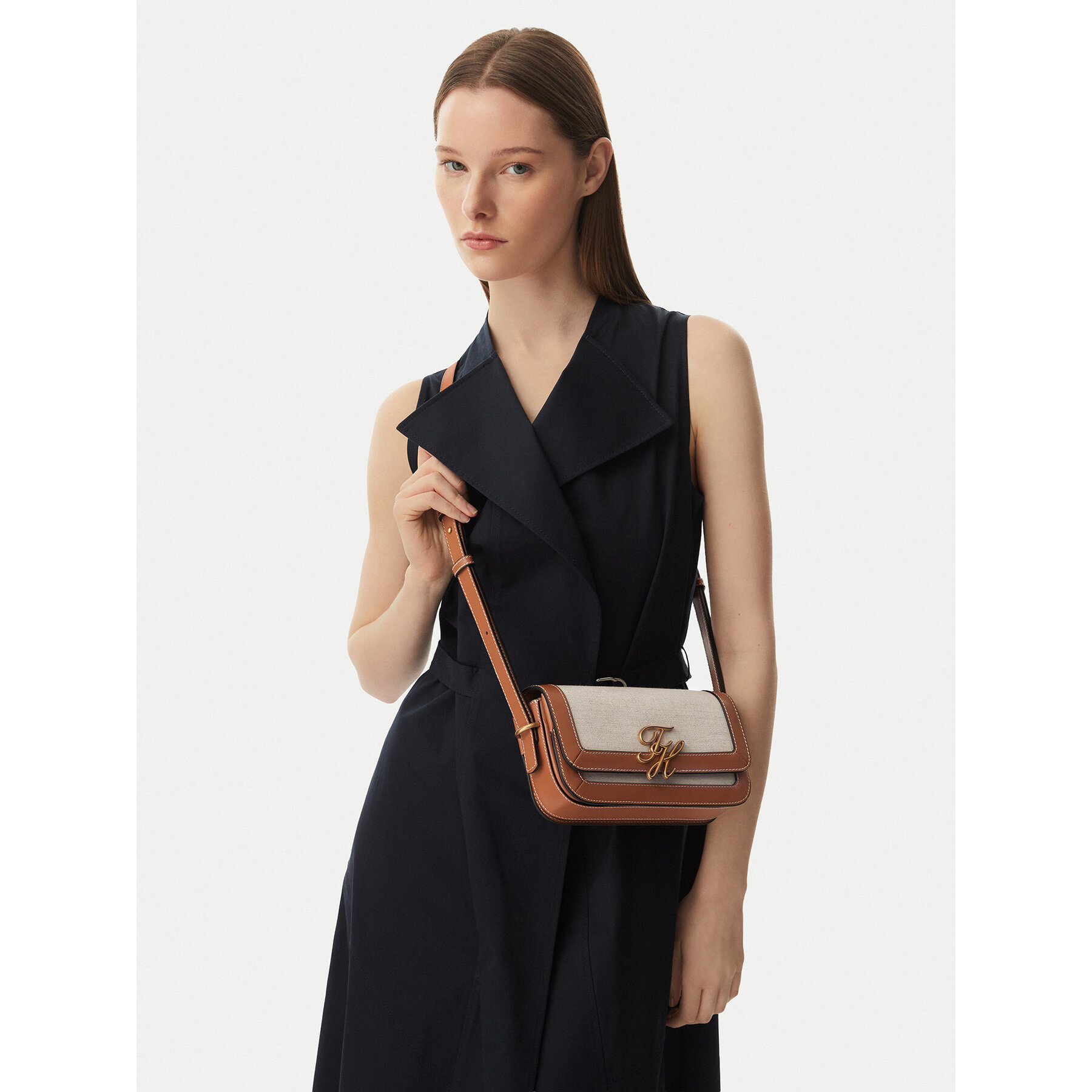 Geantă Tommy Hilfiger Th Script Flap Crossover Canvas AW0AW18737 Crem