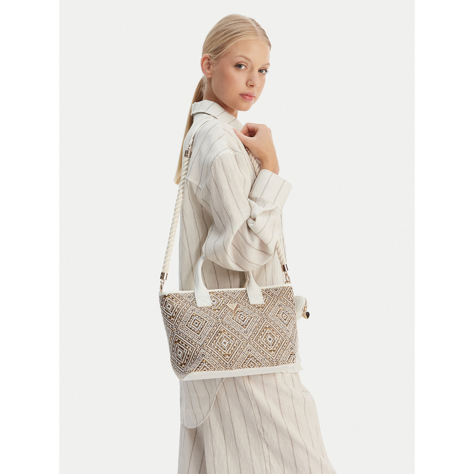 Дамска чанта Guess J6GZ10 WO700 Бежов