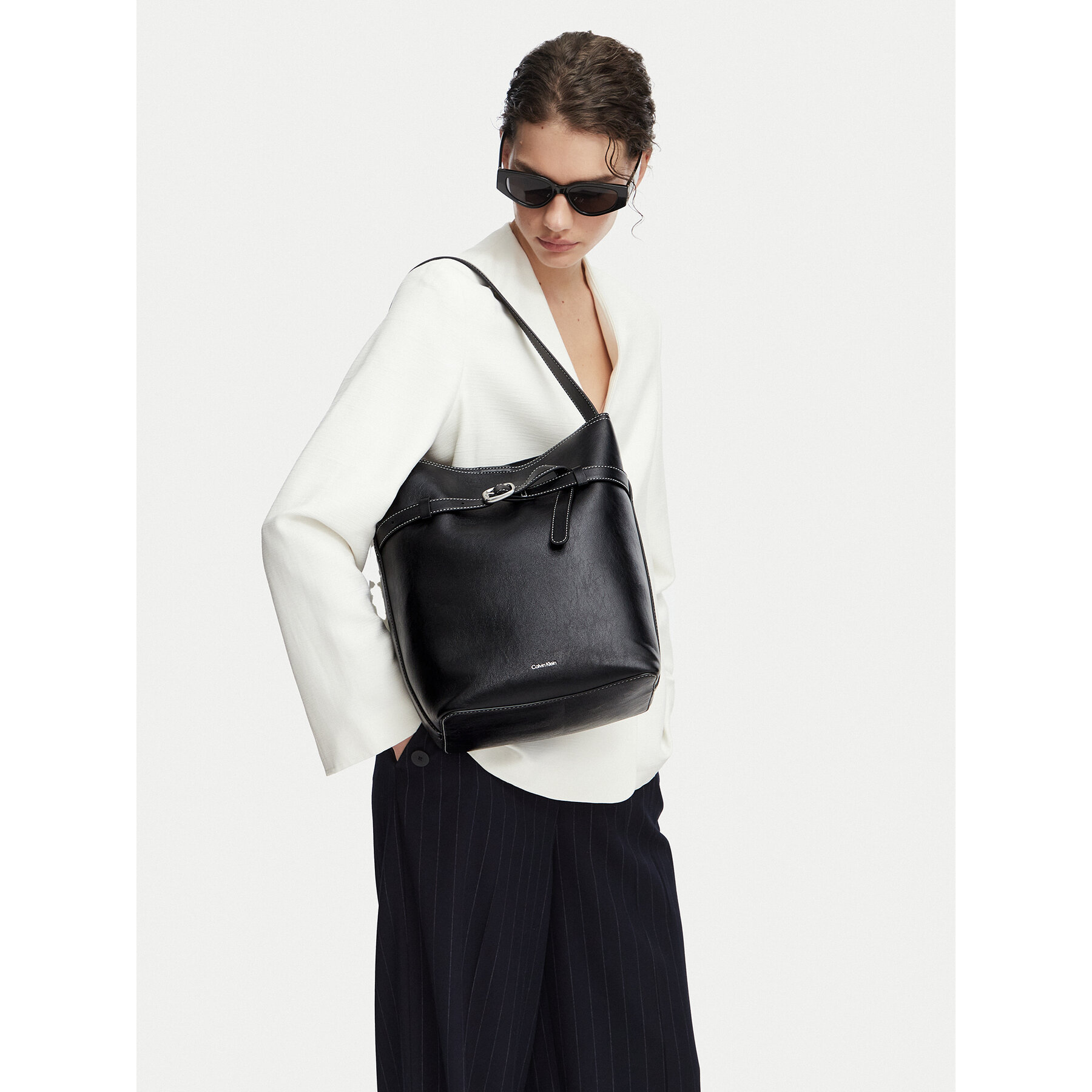 Geantă Calvin Klein Buckle Medium Bucket LV04F3551G Negru