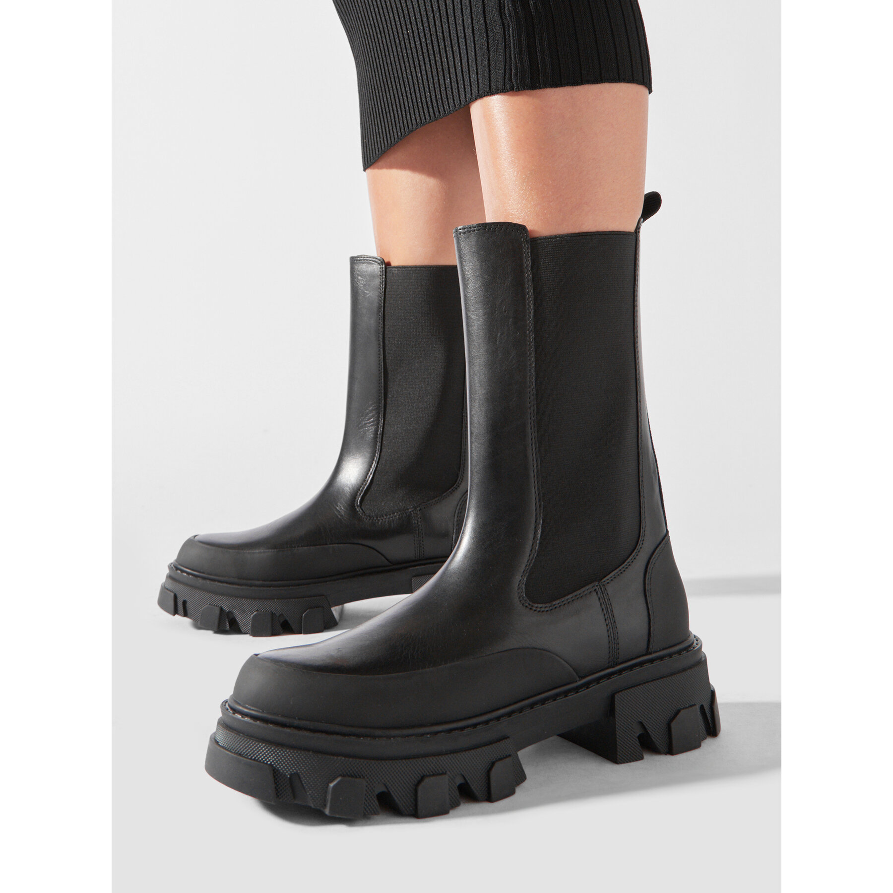 Kotníková obuv s elastickým prvkem DKNY Jonie K3366233 Černá