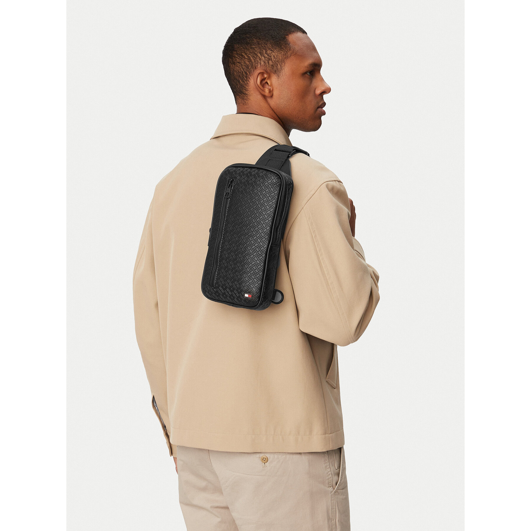 Τσαντάκι Tommy Hilfiger Embossed Flag Sling Bag AM0AM14191 Μαύρο