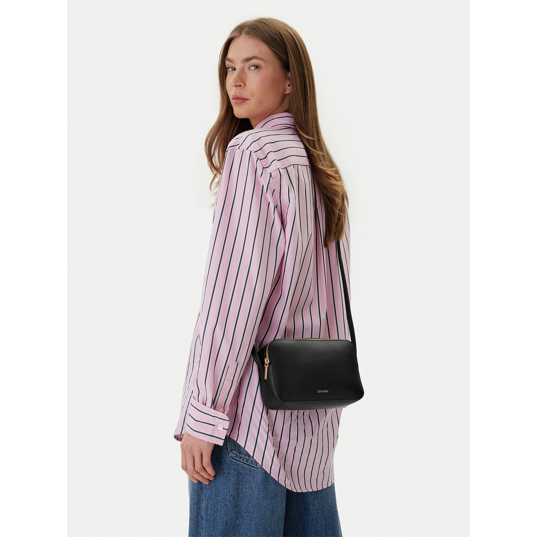 Ročna torba Calvin Klein Foil Logo Elongated Camera Bag LV04F3276G Črna
