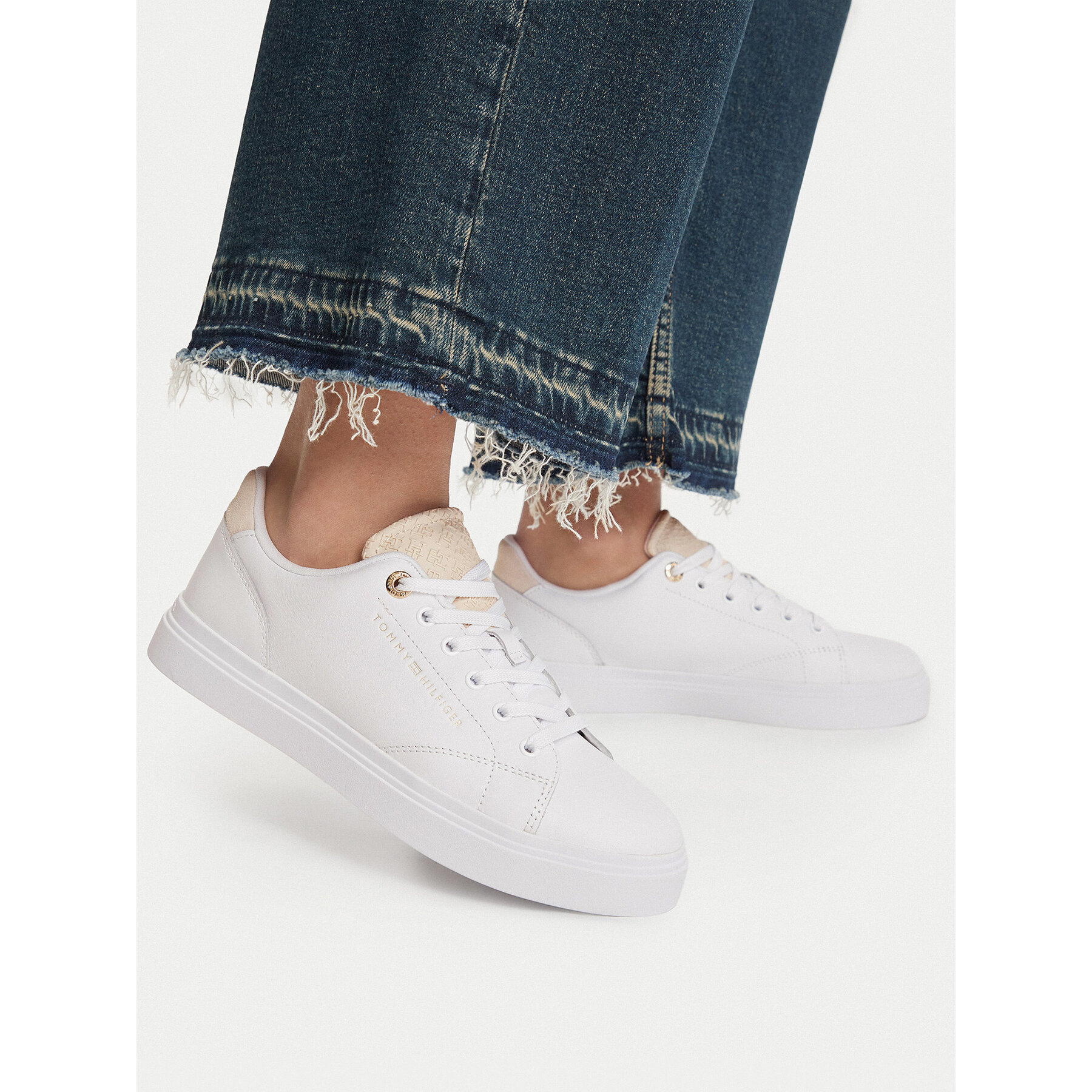 Сникърси Tommy Hilfiger Th Feminine Cupsole Monogram FW0FW09606 Бял