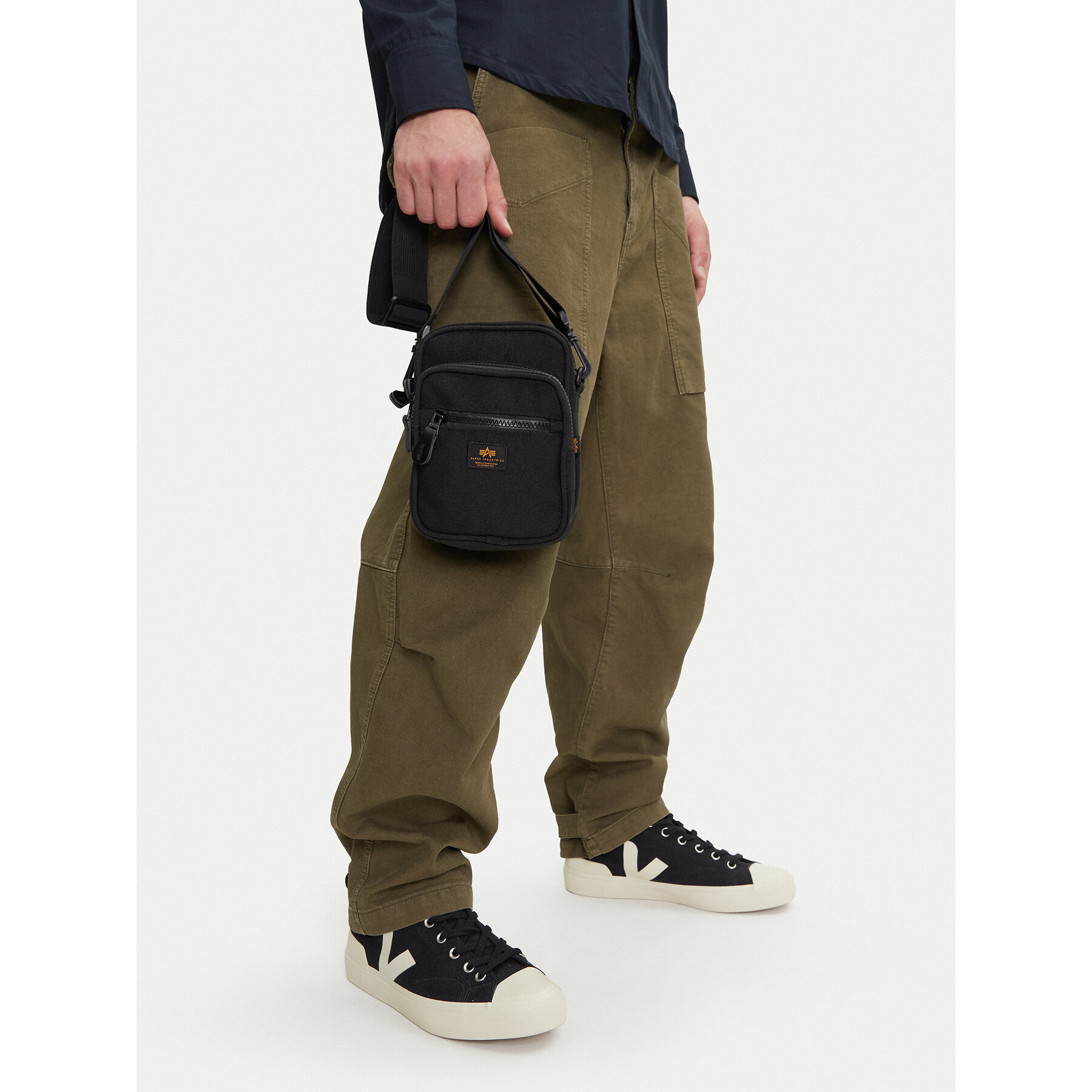 Crossover torbica Alpha Industries 156941 Crna