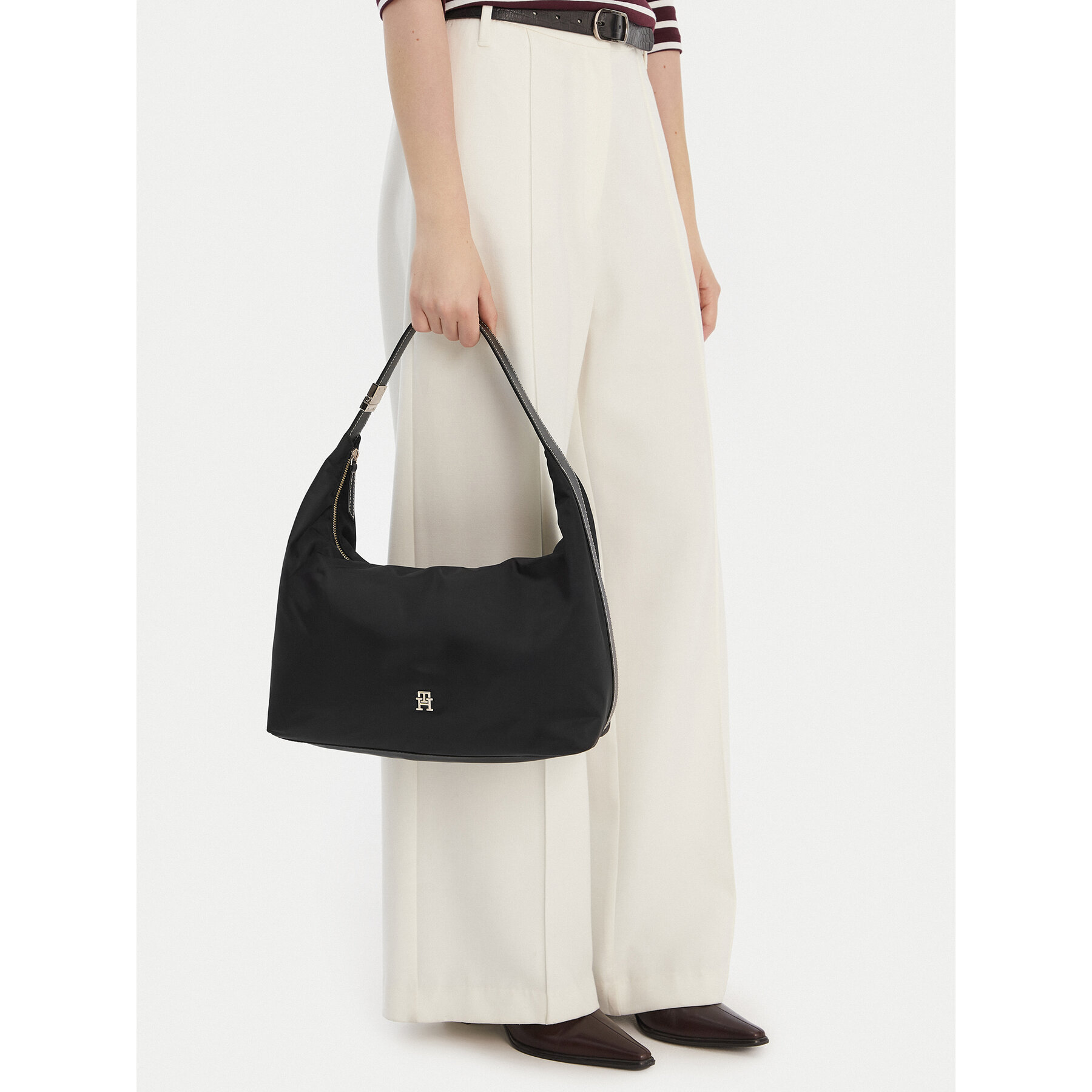 Kabelka Tommy Hilfiger Th Go Hobo Nylon AW0AW18229 Čierna