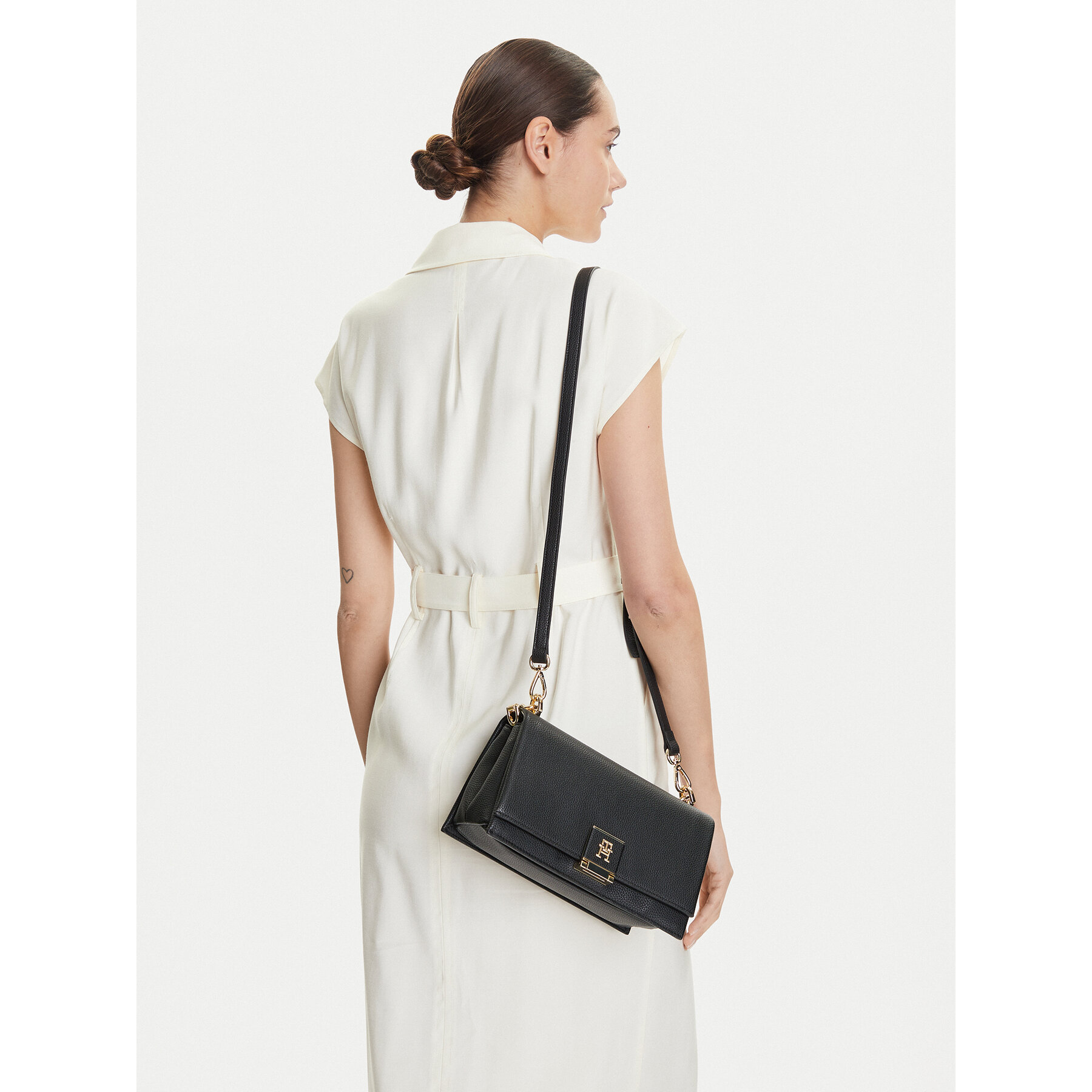 Geantă Tommy Hilfiger Th Her Med Crossover AW0AW17216 Negru