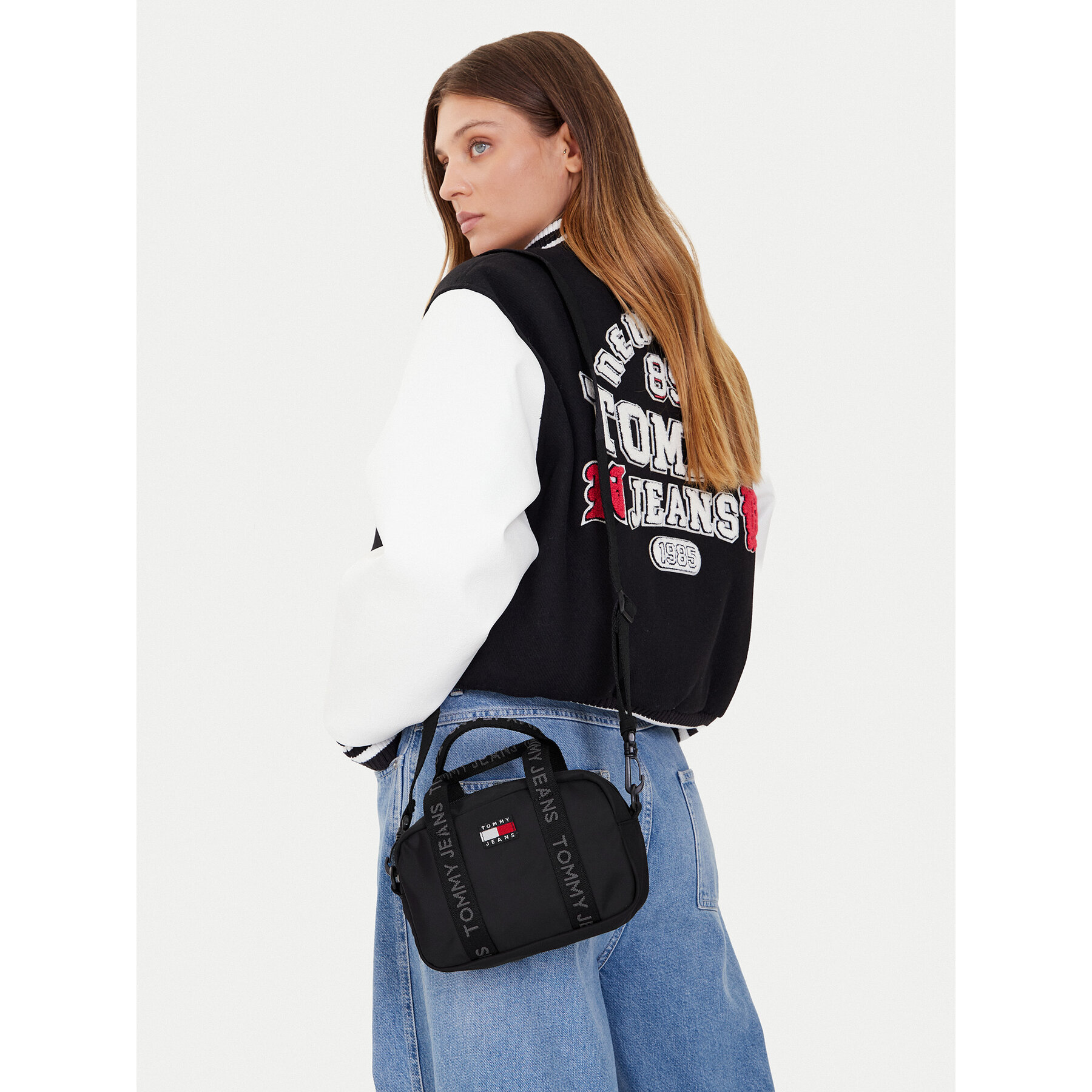 Táska Tommy Jeans Tjw Ess Daily Crossover AW0AW17889 Fekete