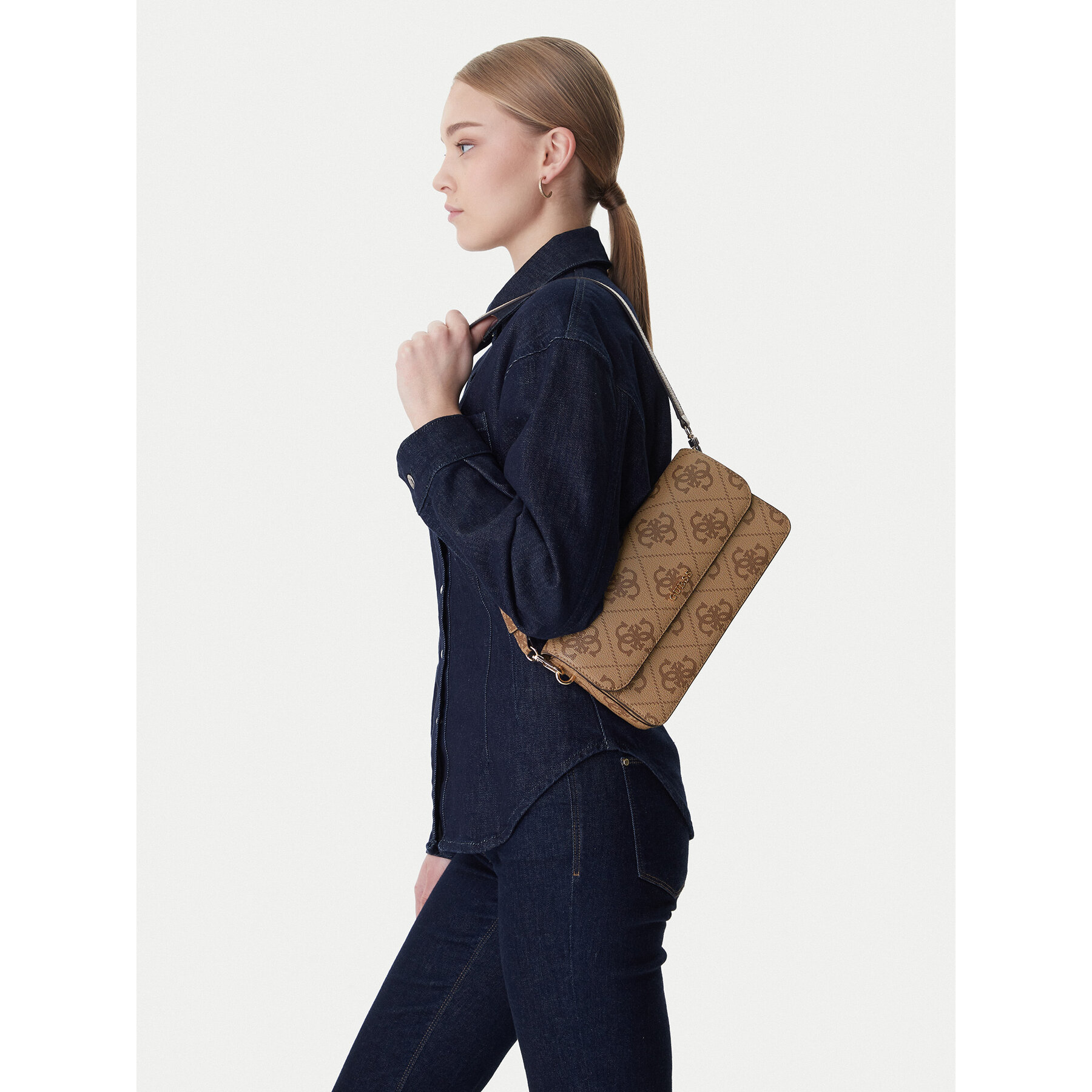 Дамска чанта Guess Sadie HWOS81 18190 Бежов