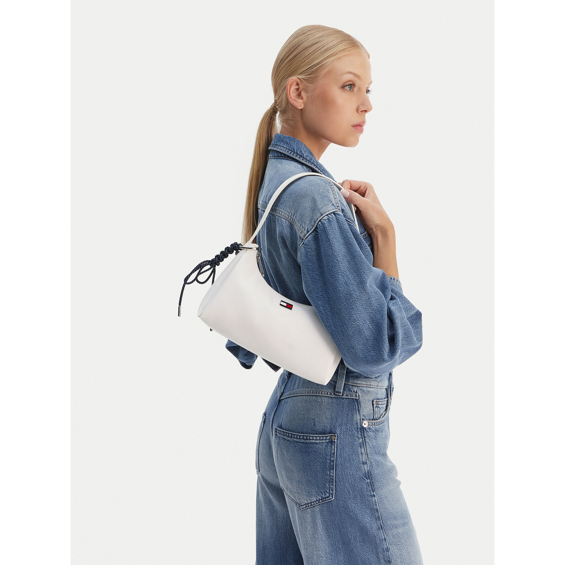 Дамска чанта Tommy Jeans Tjw City Charm Shoulder Bag AW0AW18458 Бял