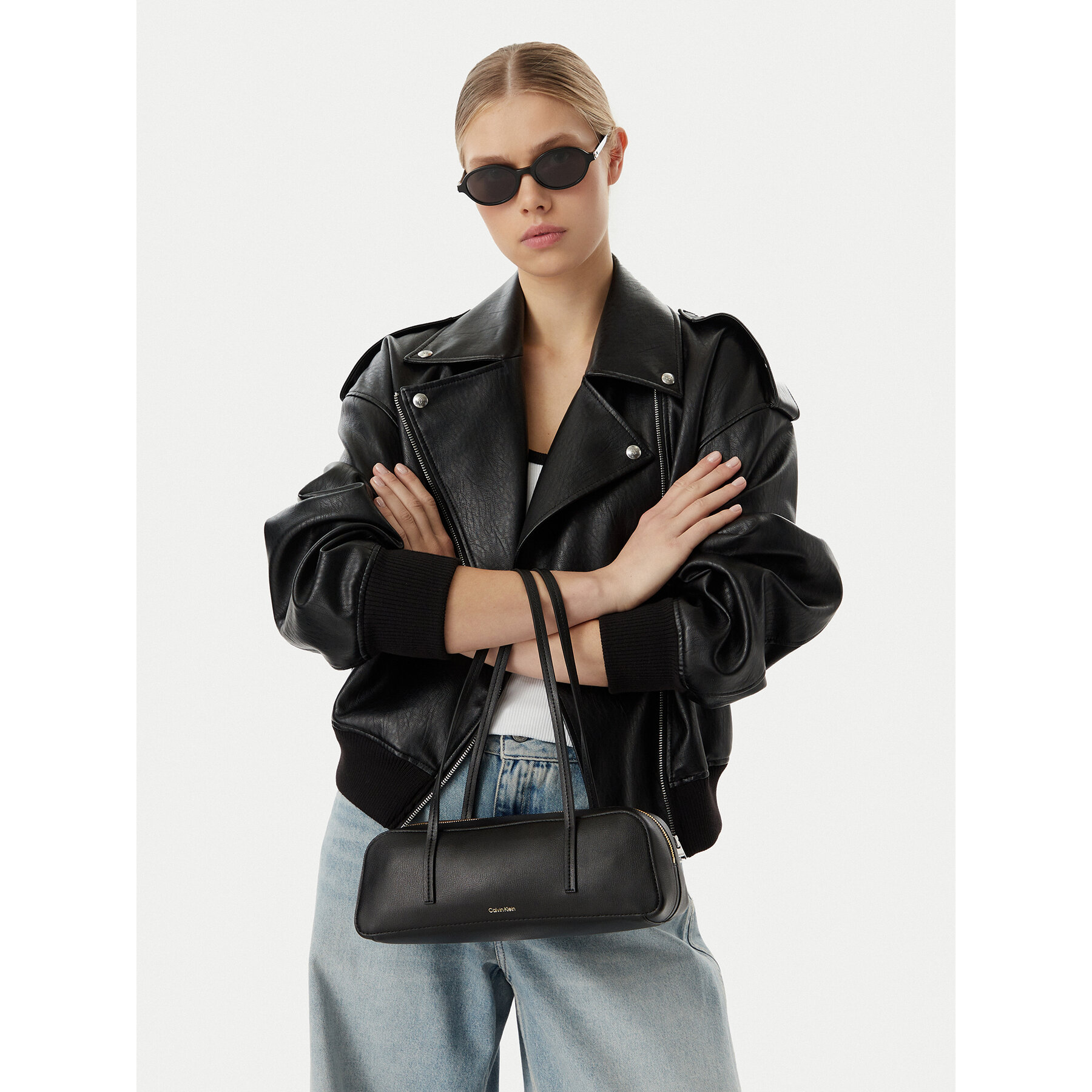 Ročna torba Calvin Klein Foil Logo Bauletto LV04F3636G Črna