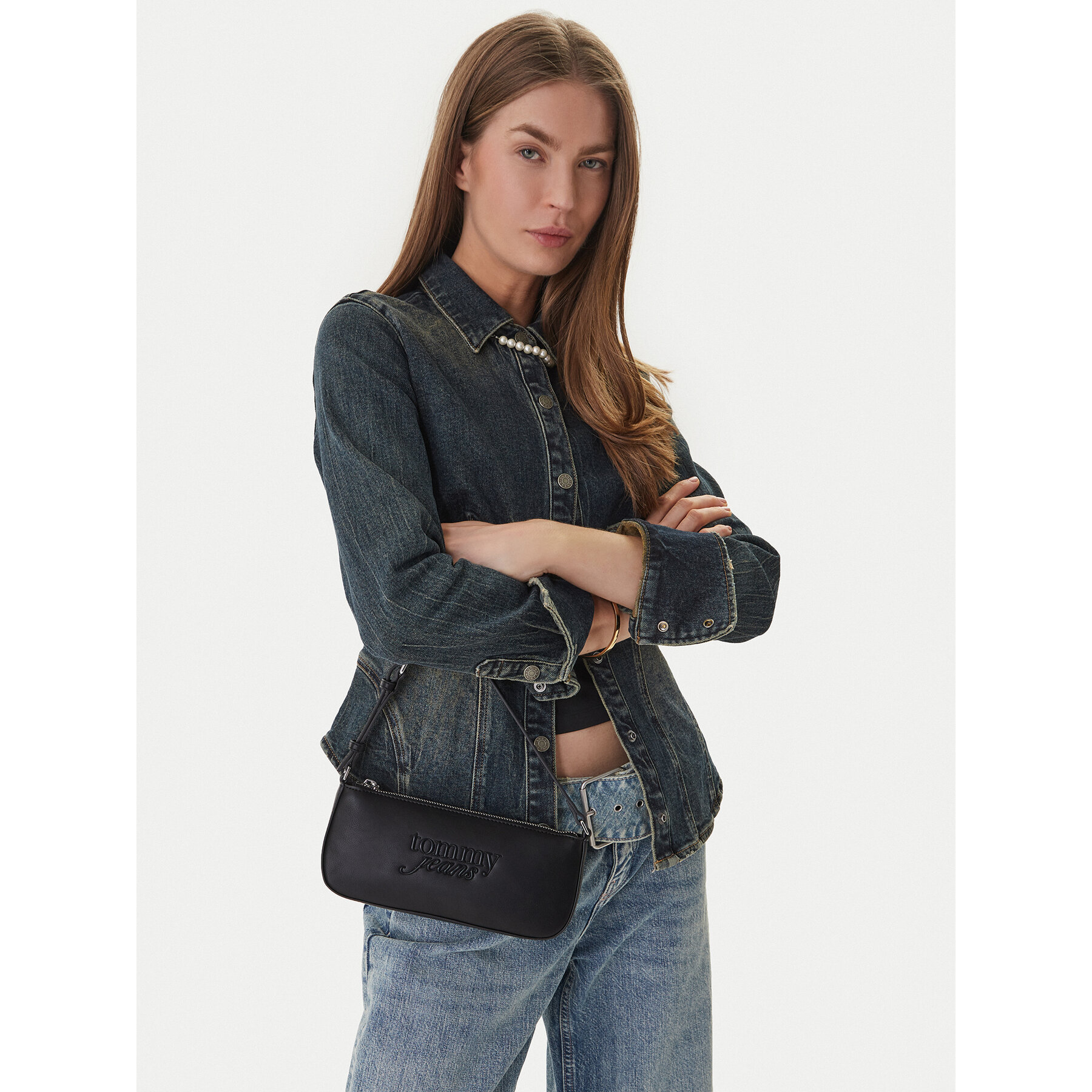 Ročna torba Tommy Jeans Tjw Must Shoulder Bag AW0AW18449 Črna