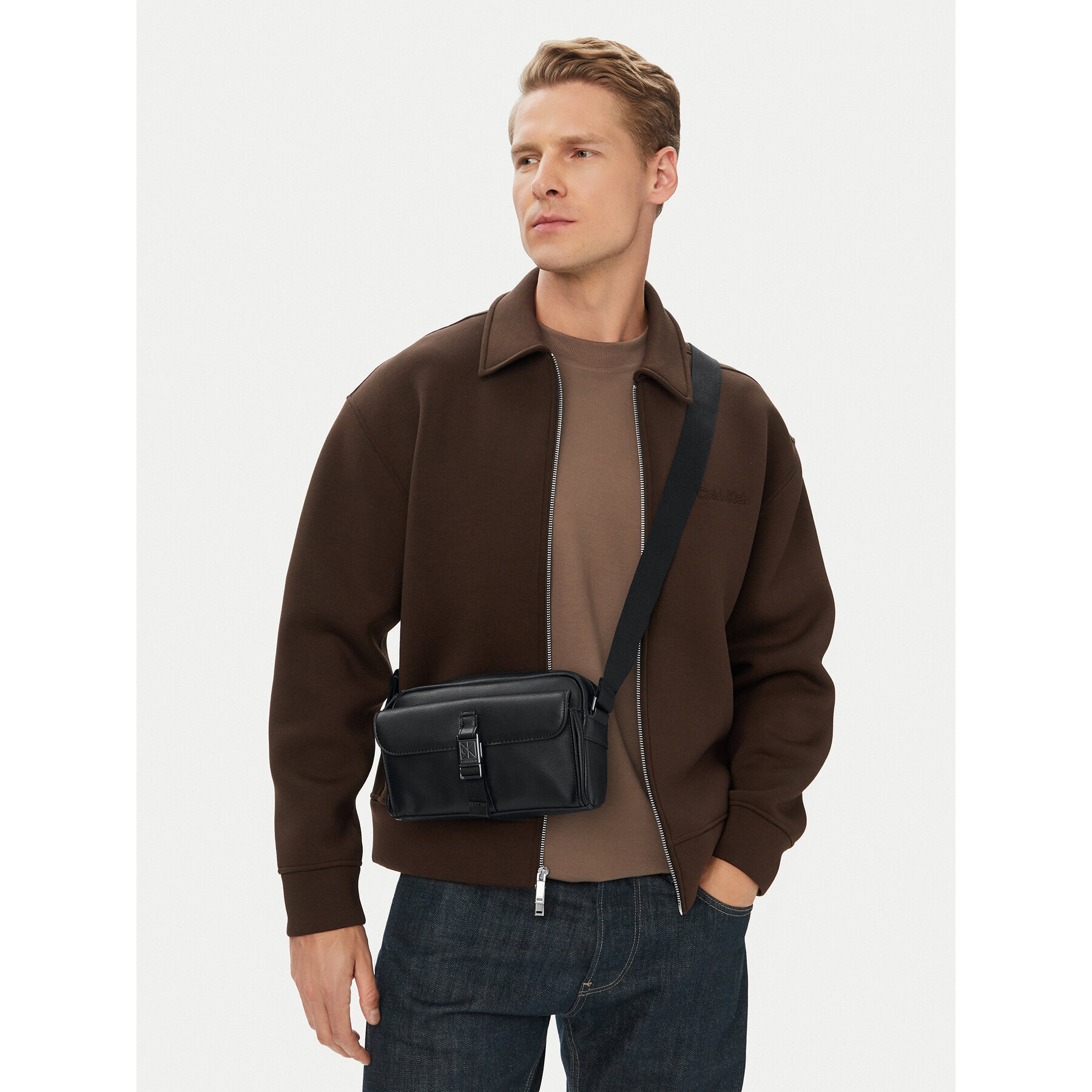 Taška cez rameno Calvin Klein Emblem Hw Camera Bag LV04D3505G Čierna