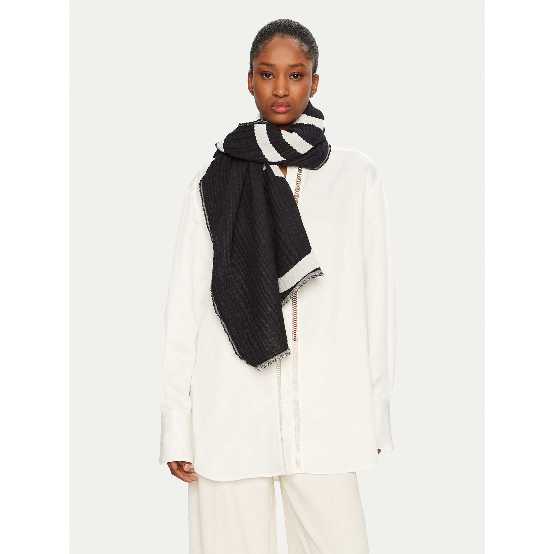  Sál Calvin Klein K60K612879 Fekete akciós termékkép 1