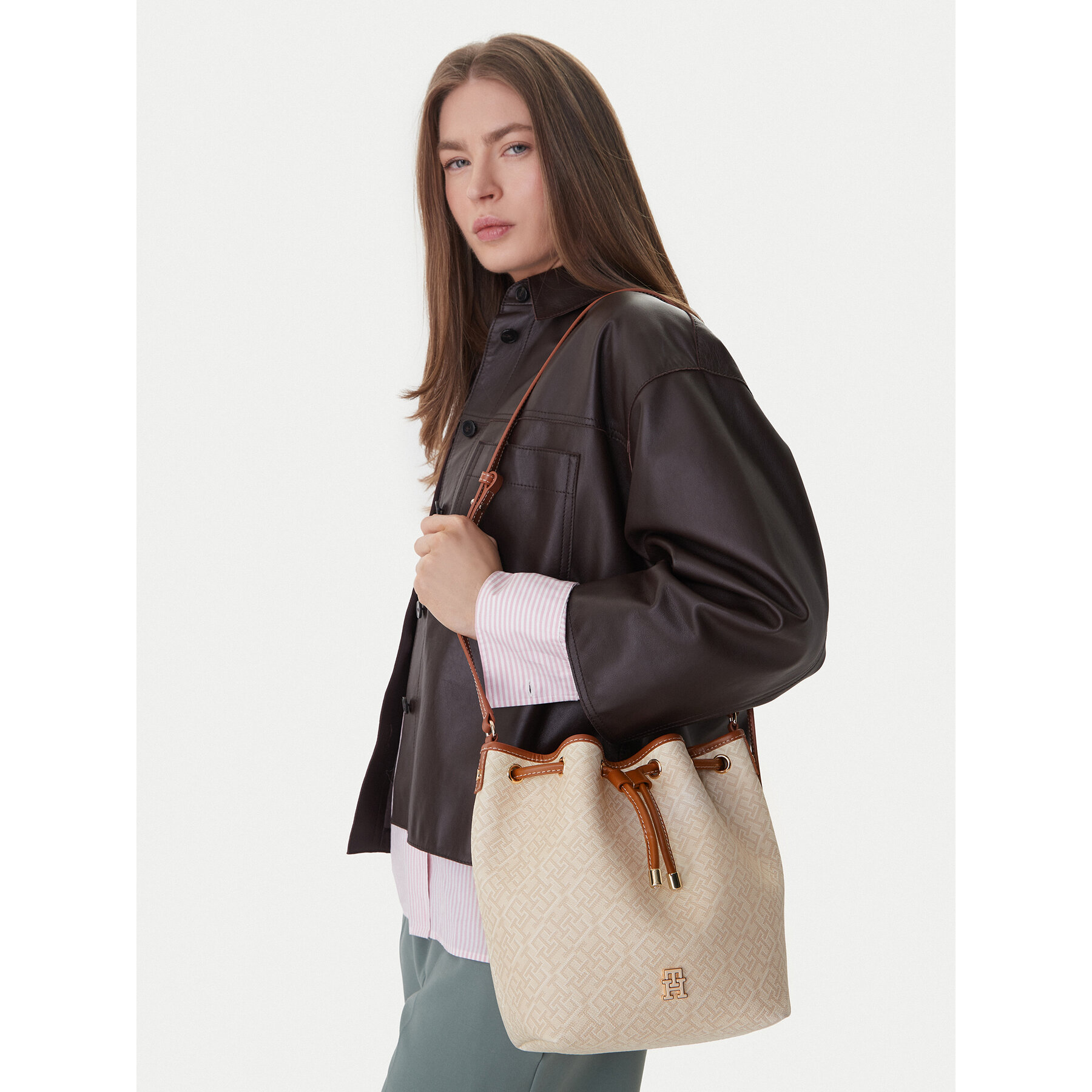 Tommy Hilfiger Τσάντα Tommy Hilfiger Th Monoplay Bucket Le AW0AW18847 Μπεζ