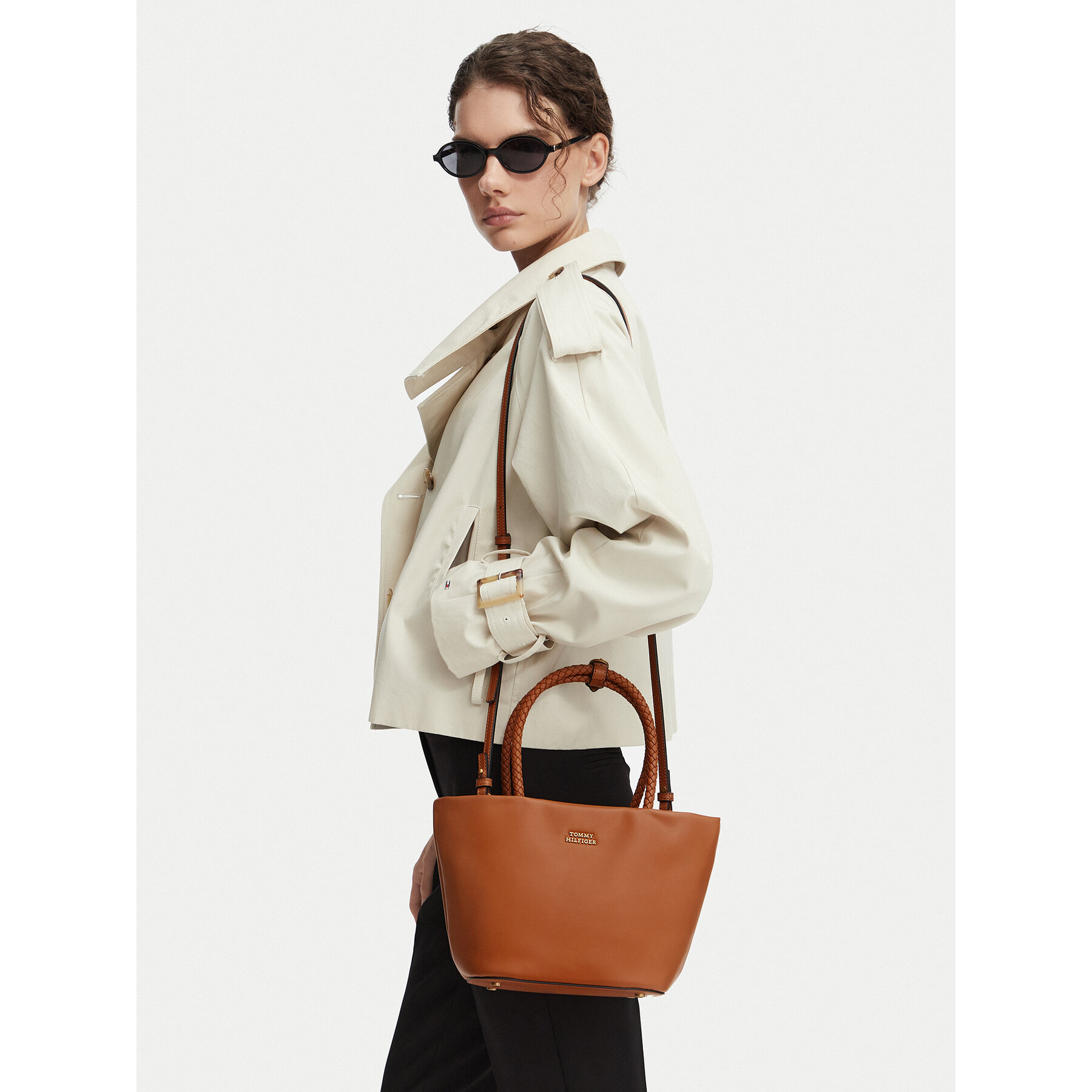 Ročna torba Tommy Hilfiger Th Marina Bucket Leather AW0AW18739 Rjava
