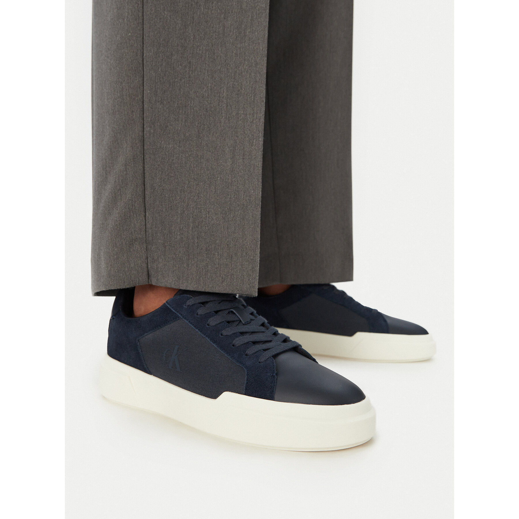 Sneakersy Calvin Klein Chunky Cupsole Laceup Cv Mix HM0HM02238 Tmavomodrá
