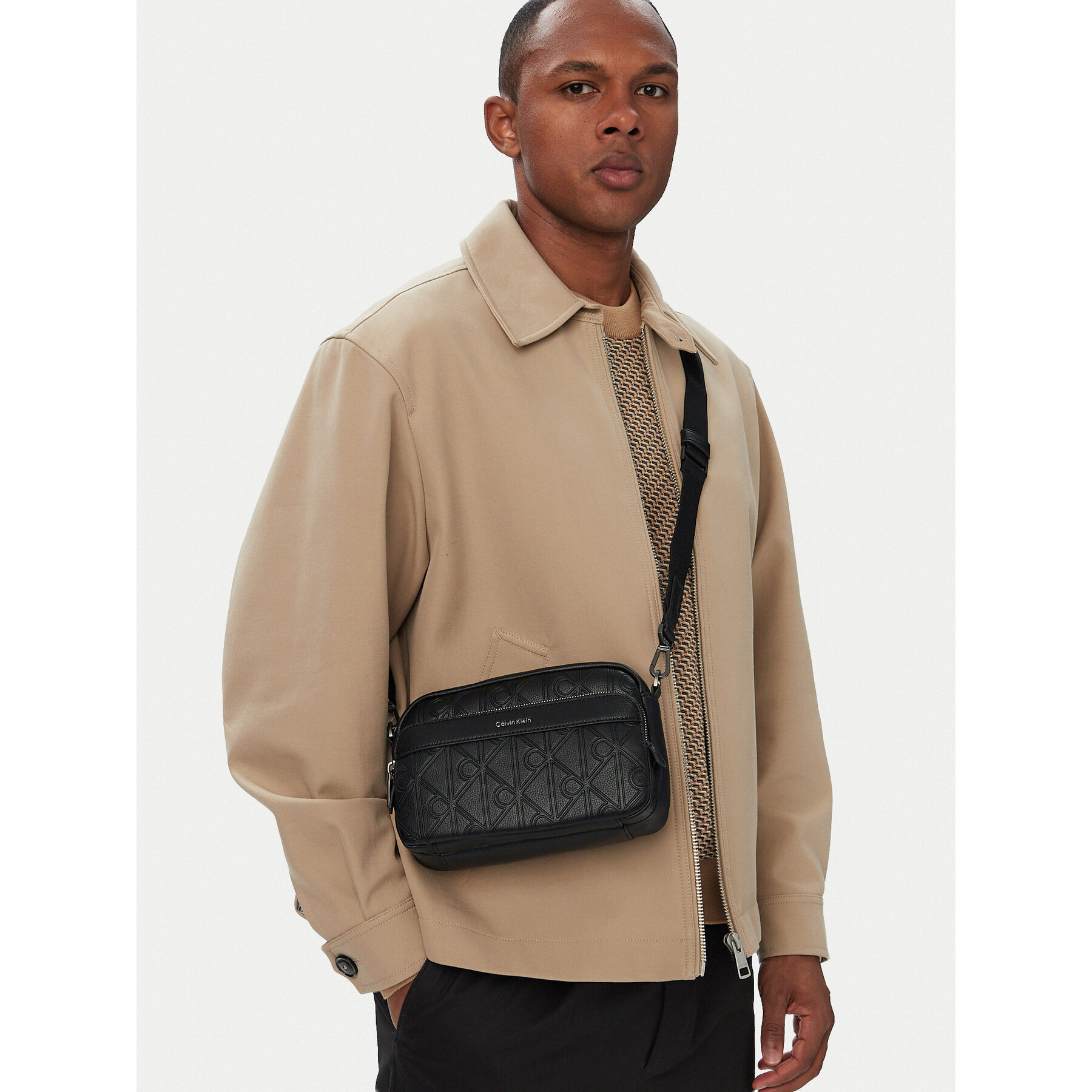 Crossover torbica Calvin Klein Emblem Aop Deboss Camera Bag LV04D3563G Crna
