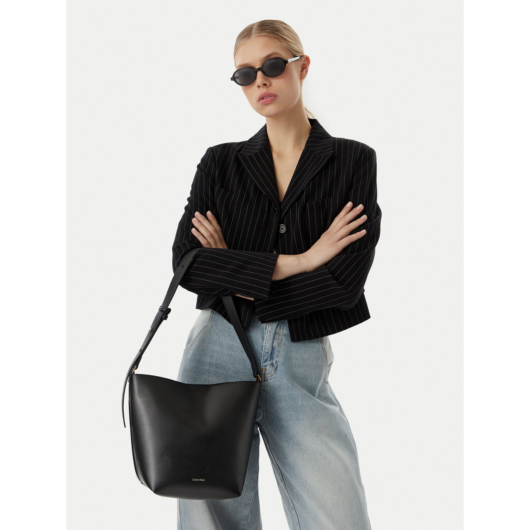 Ročna torba Calvin Klein Foil Logo Medium LV04F3736G Črna