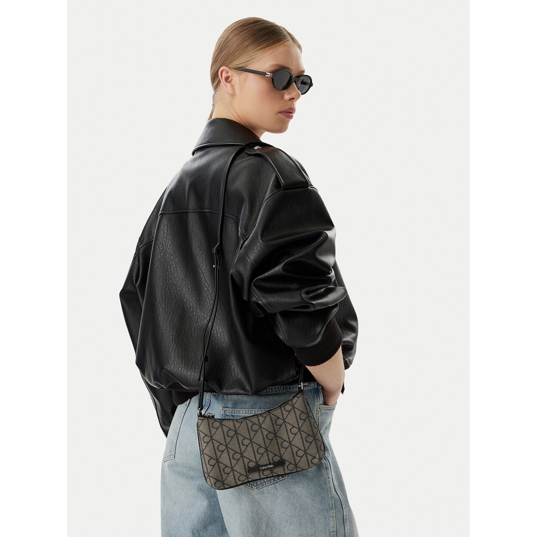 Ročna torba Calvin Klein Emblem Aop LV04F1164G Črna