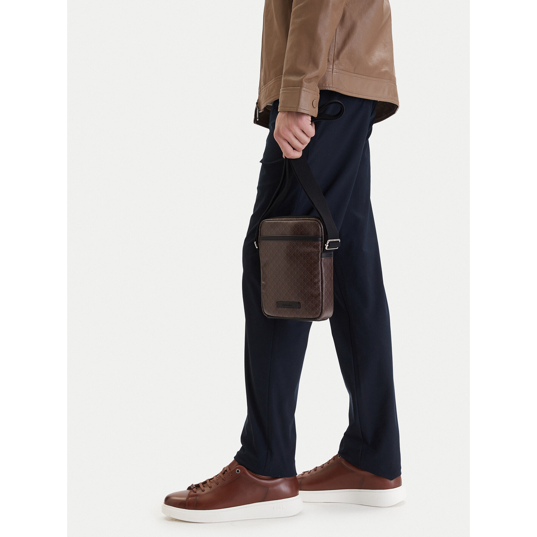 Crossover torbica Calvin Klein Emblem Aop Coated Slim Reporter LV04D3334G Smeđa