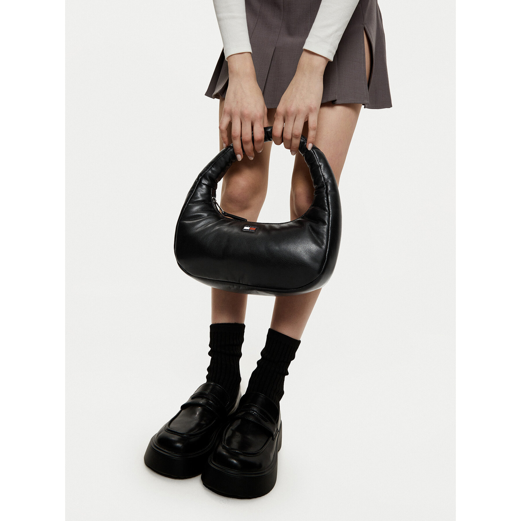 Τσάντα Tommy Jeans Tjw Pillow Shoulder Bag AW0AW16977 Μαύρο