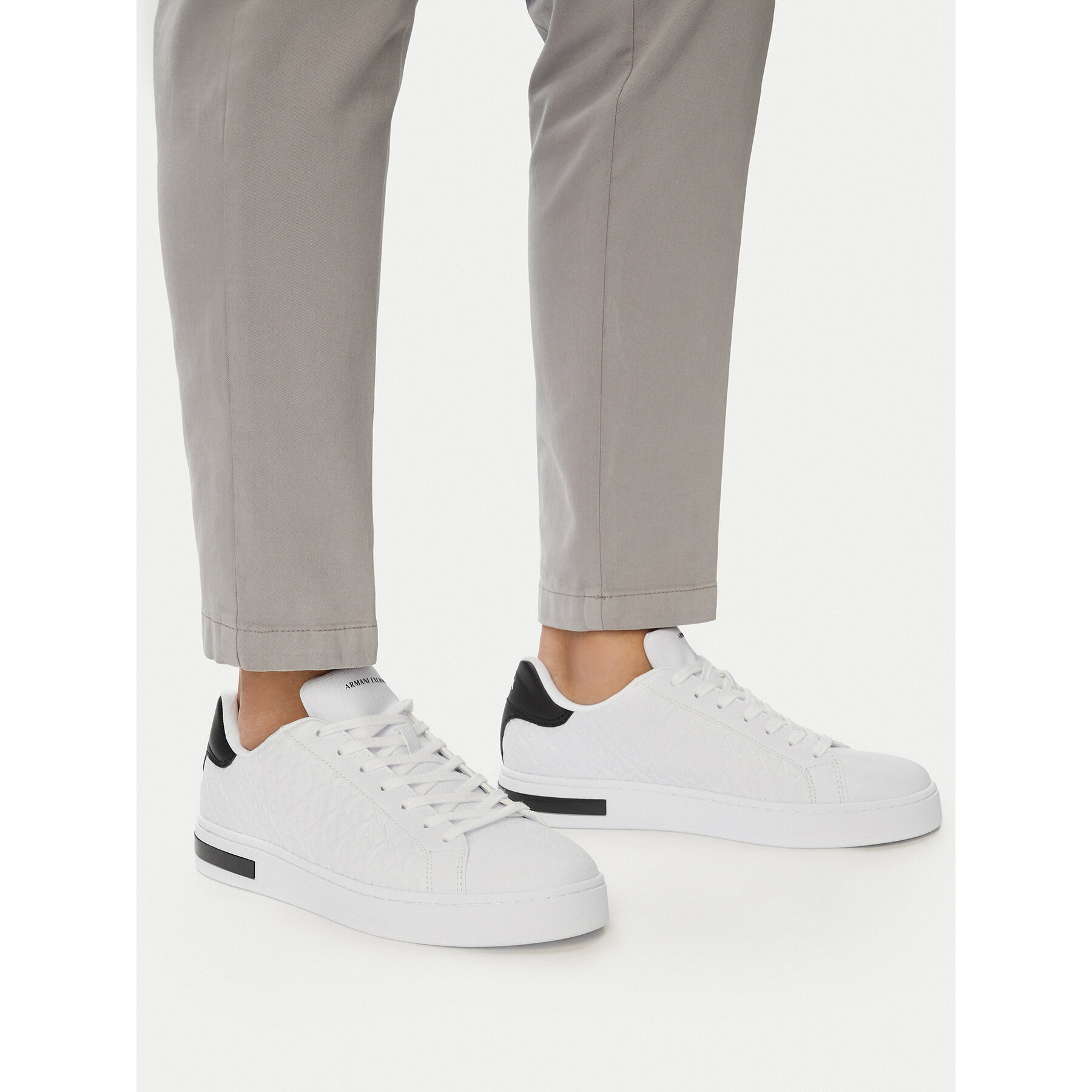 Superge Armani Exchange XM000140 AF11916 M0028 Bela