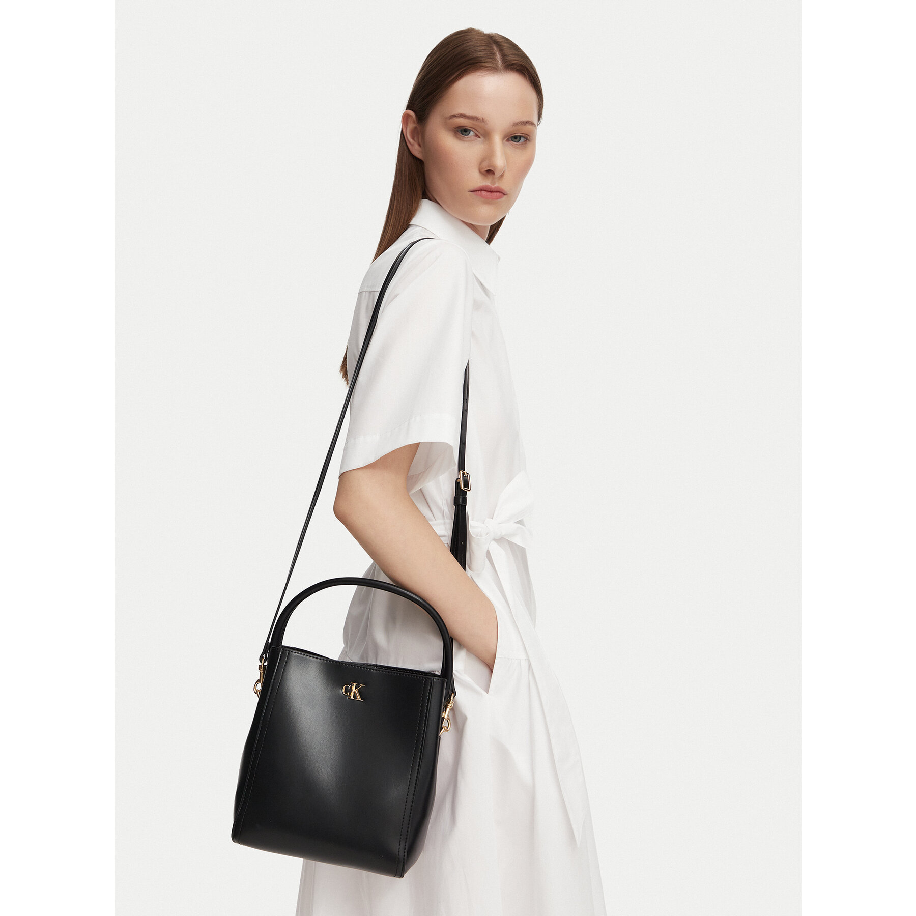 Torbica Calvin Klein Ck Bucket With Strap LV04F3174G Crna