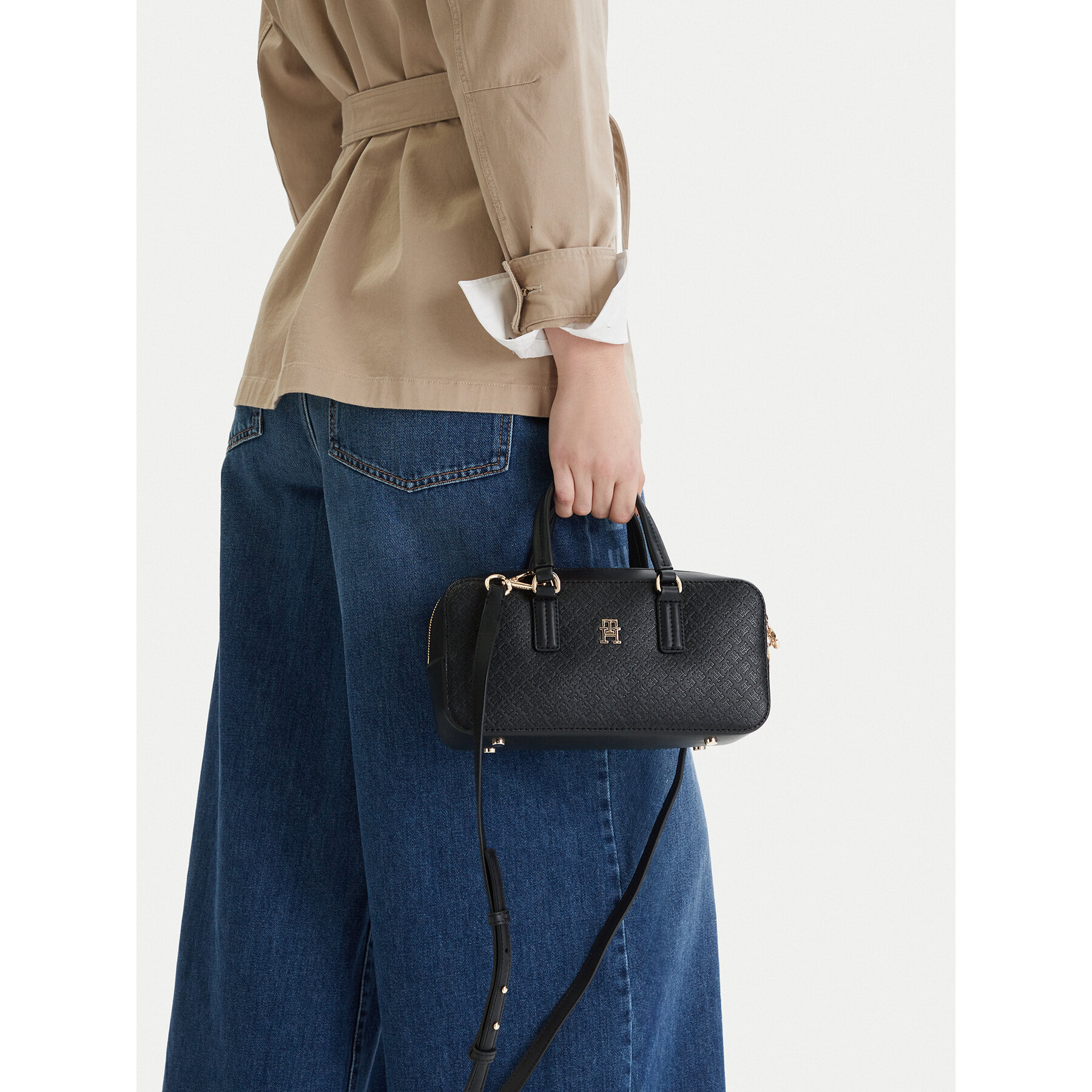 Ročna torba Tommy Hilfiger Th Daily Crossover Mono AW0AW18415 Črna