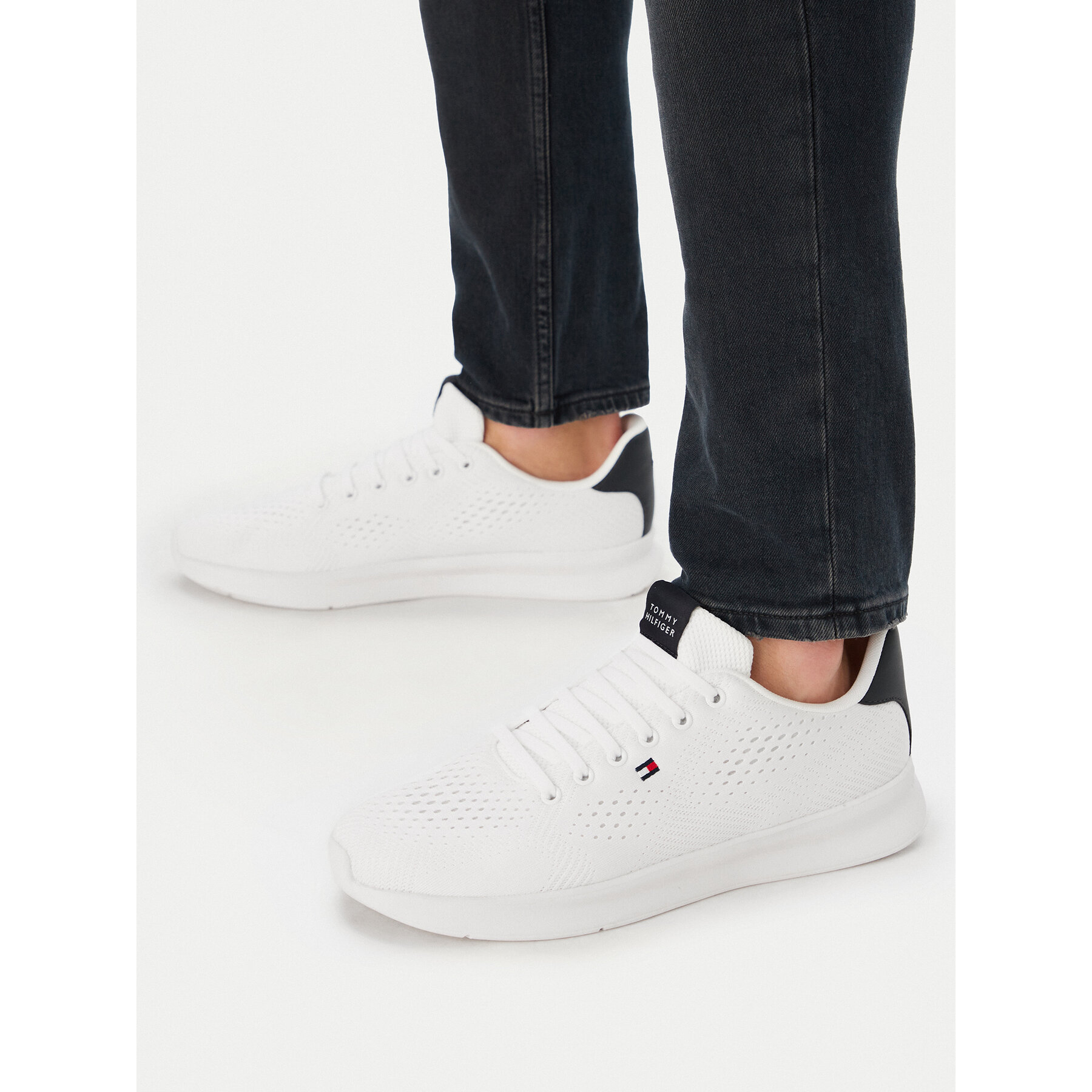Sneakers Tommy Hilfiger Lightweight Runner FM0FM05909 Alb