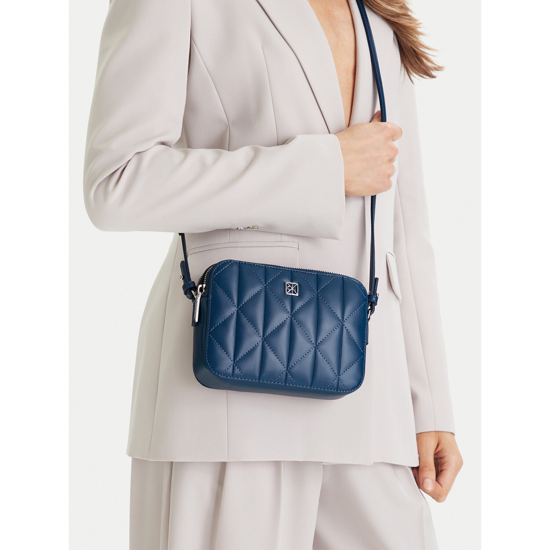 Ročna torba Calvin Klein Quilted Double Zip Camera Bag LV04F3328G Modra